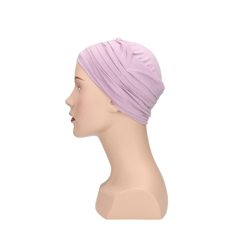 Helllila Turban auf einer Büste. Seitenansicht. Stoff in Falten gelegt.