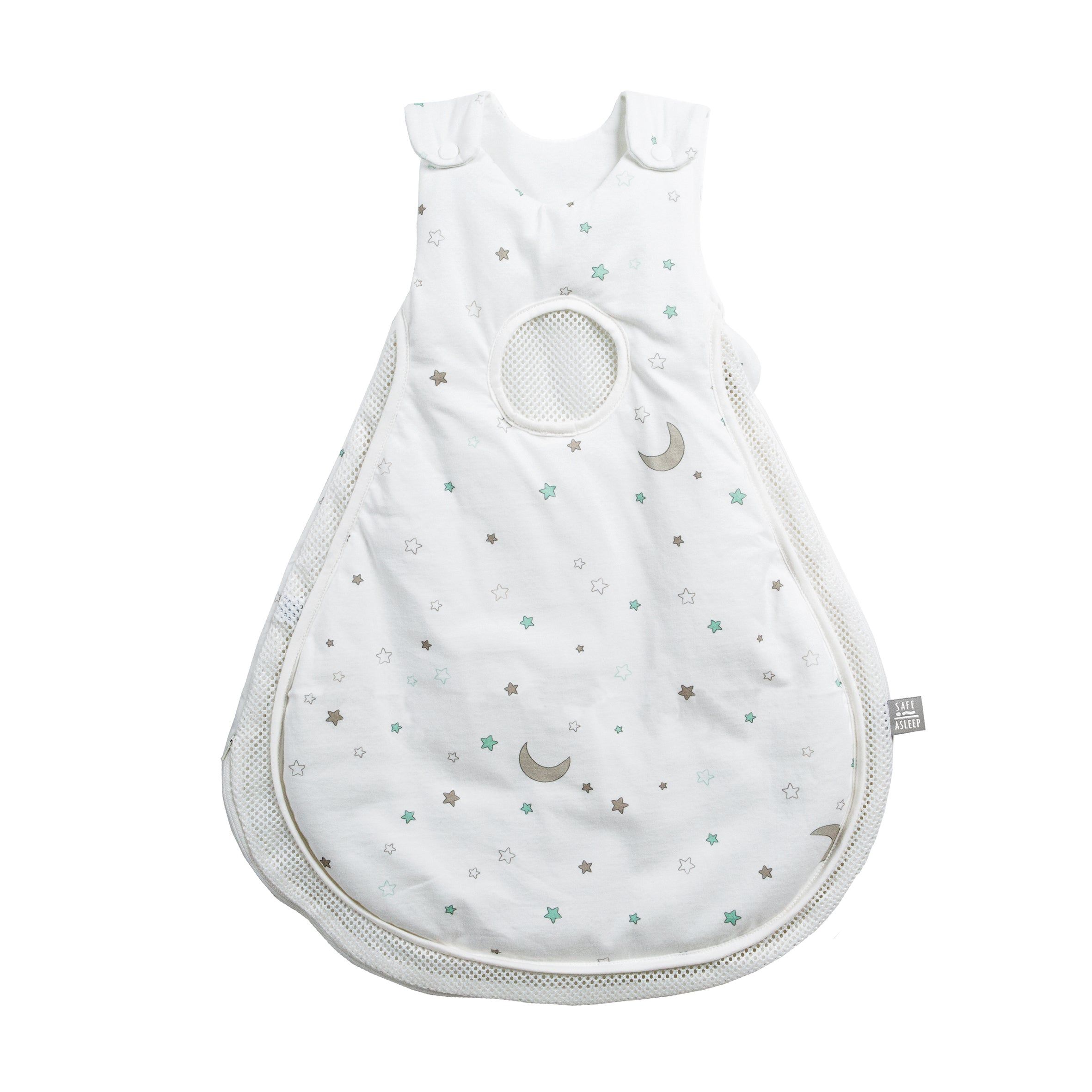 Schlafsack mit Sternen- und Mondmuster. Weißer Stoff mit Mesh-Einsatz und Druckknöpfen. Sterne und Monde in Grau und Grün.