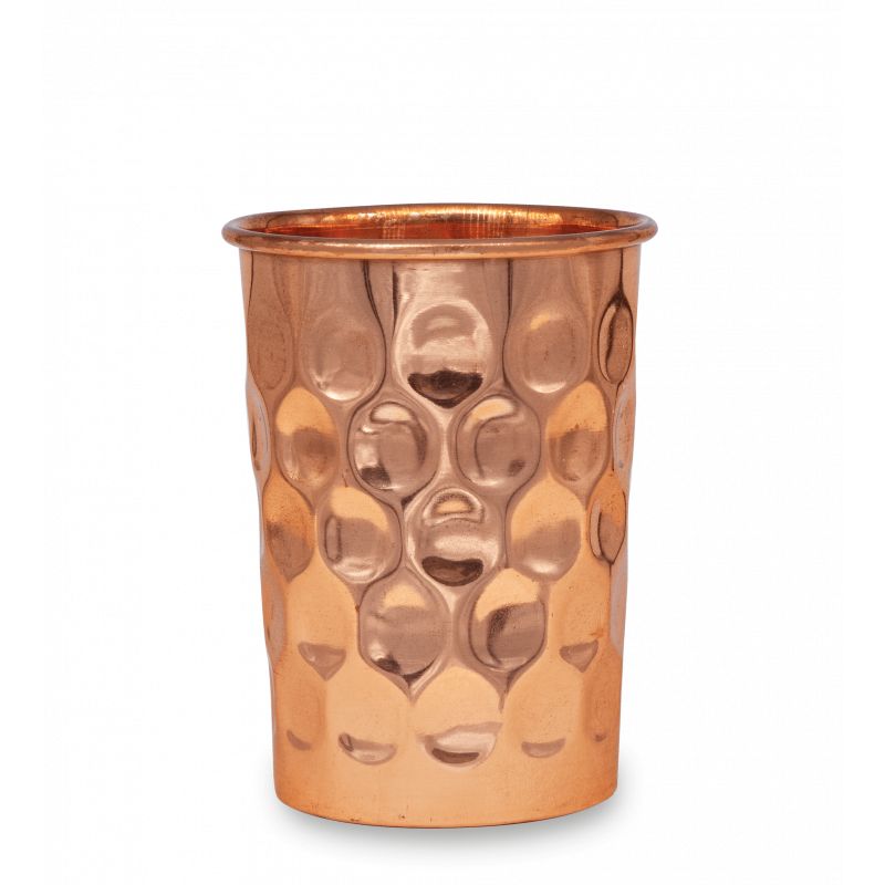 Kupfer Trinkbecher mit Diamantmuster. Zylindrische Form, polierte Oberfläche. Wellness-Produkt.
