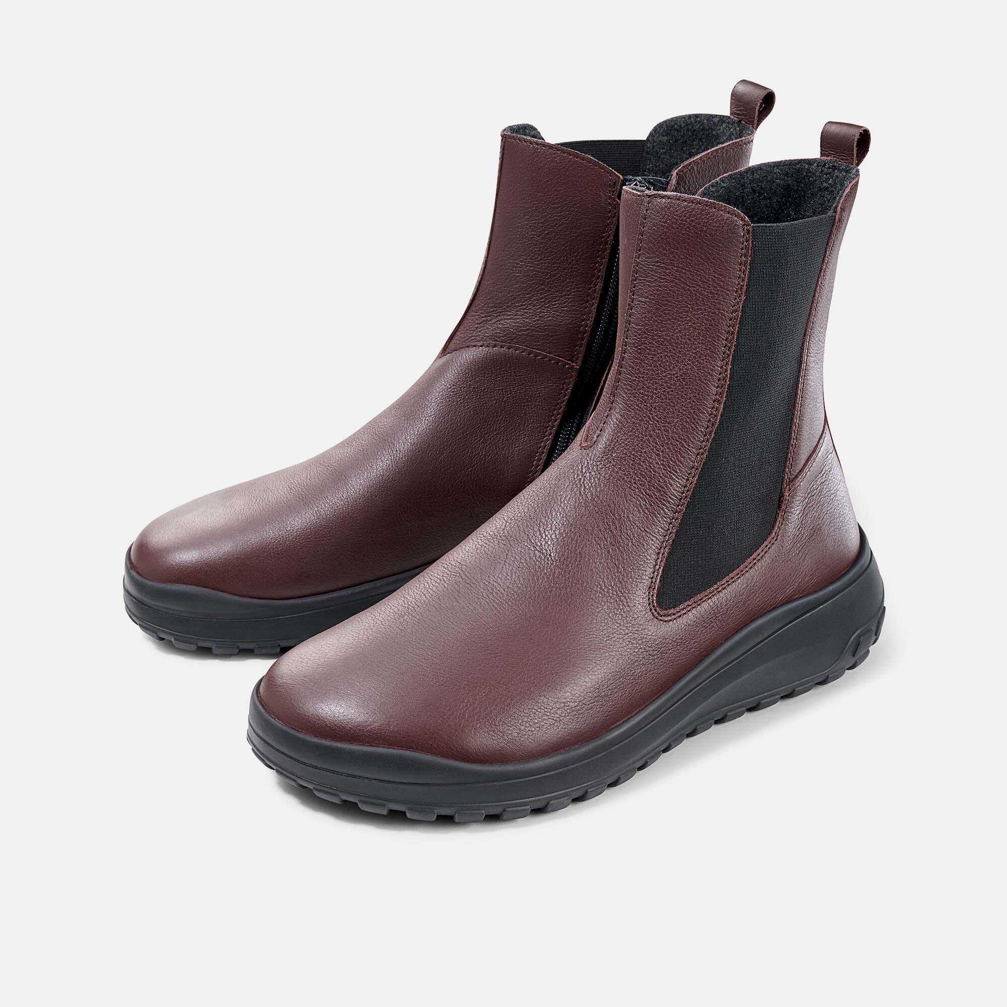Dunkelbraune Leder-Stiefeletten mit schwarzer Gummisohle und seitlichem Elastikeinsatz.
