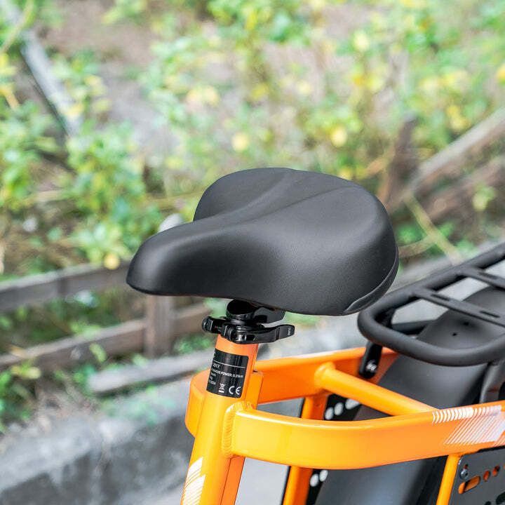 Schwarzer Fahrradsattel auf einem orangefarbenen Fahrrad. CE-Kennzeichnung.