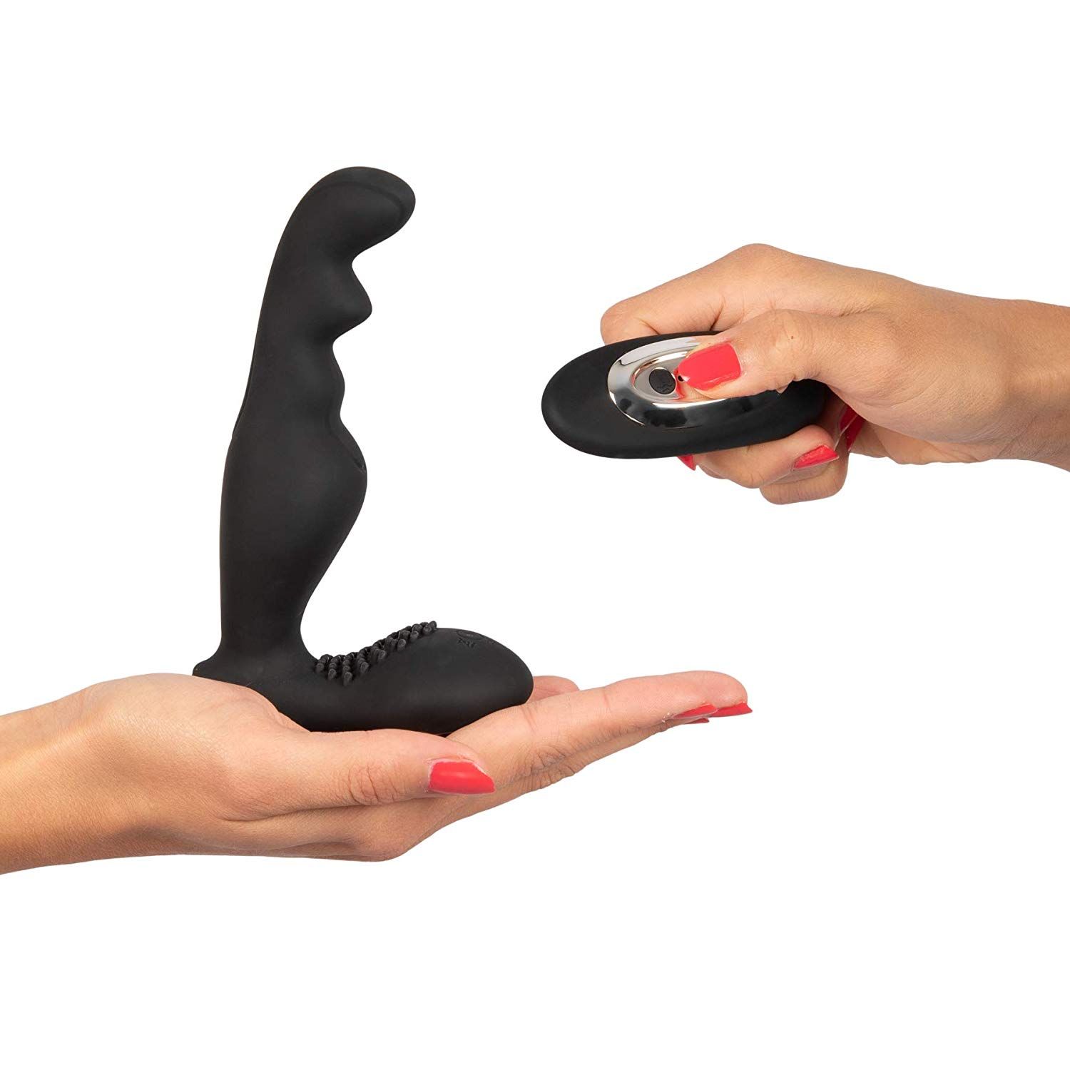Schwarzer Vibrator mit Fernbedienung. In Händen gehalten. Der Vibrator hat eine geschwungene Form und eine strukturierte Oberfläche.
