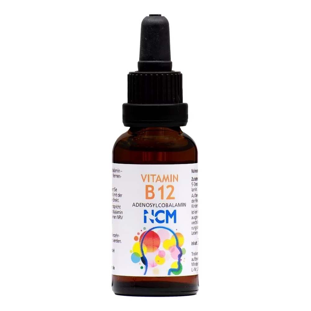Braune Glasflasche mit Tropfer. Auf dem Etikett steht "Vitamin B12 Adenosylcobalamin" und "NCM".