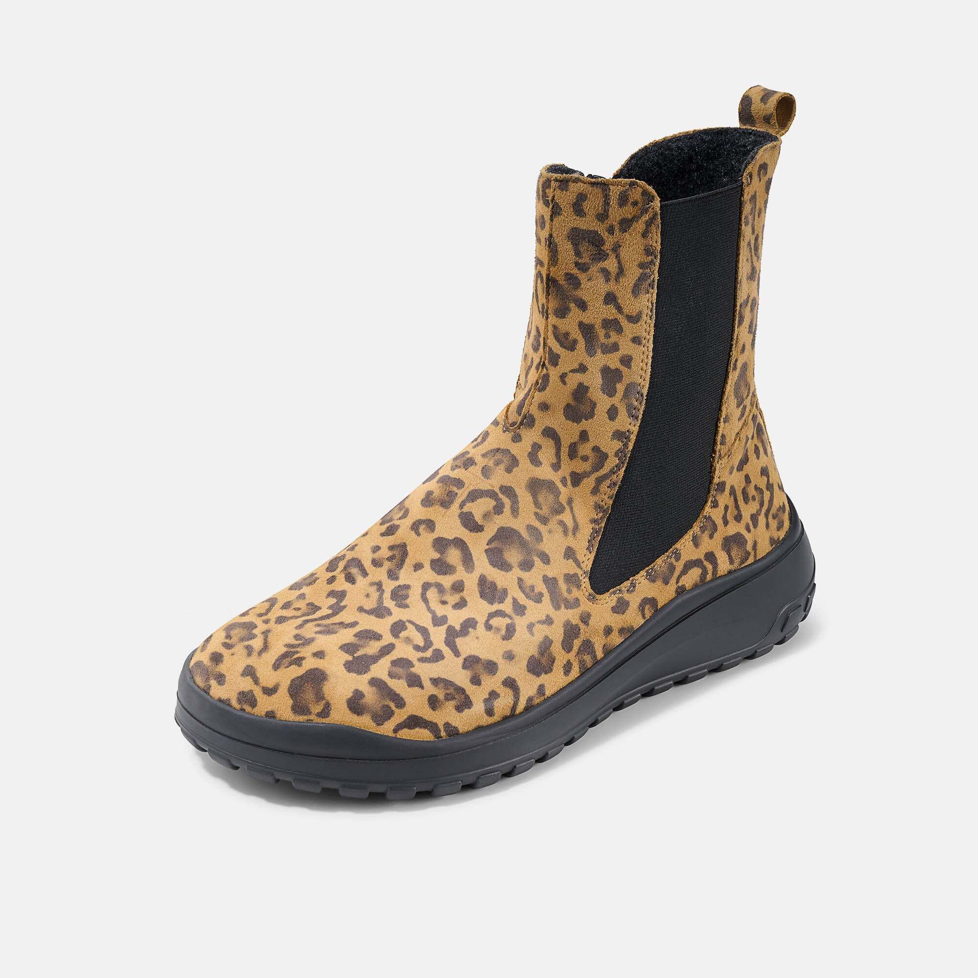 Damenstiefel mit Leopardenmuster, seitlichem Gummizug und schwarzer Sohle, von der Seite.