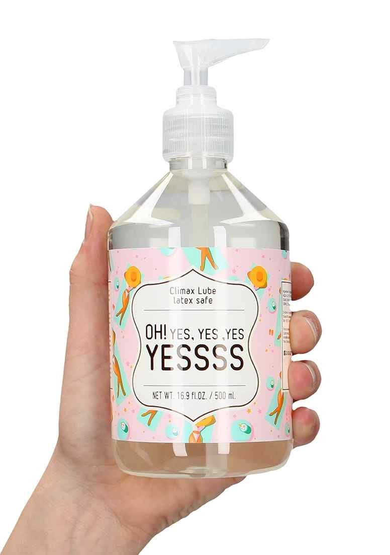 Durchsichtige Flasche mit Pumpe. Aufkleber mit Text: OH! YES. YES. YES. YESSSS. Latex Safe. In einer Hand gehalten.
