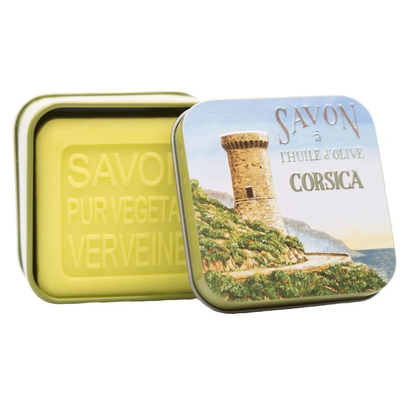 Geöffnete Metallbox mit Seife und Korsika-Turm-Motiv. Seife mit Aufschrift "Savon Pur Végétal Verveine".