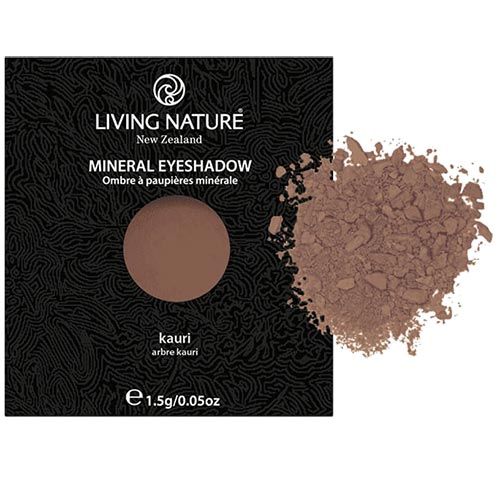 Mineral-Lidschatten in der Verpackung. Marke Living Nature. Farbton Kauri. Text in Englisch und Französisch. 1,5 g.