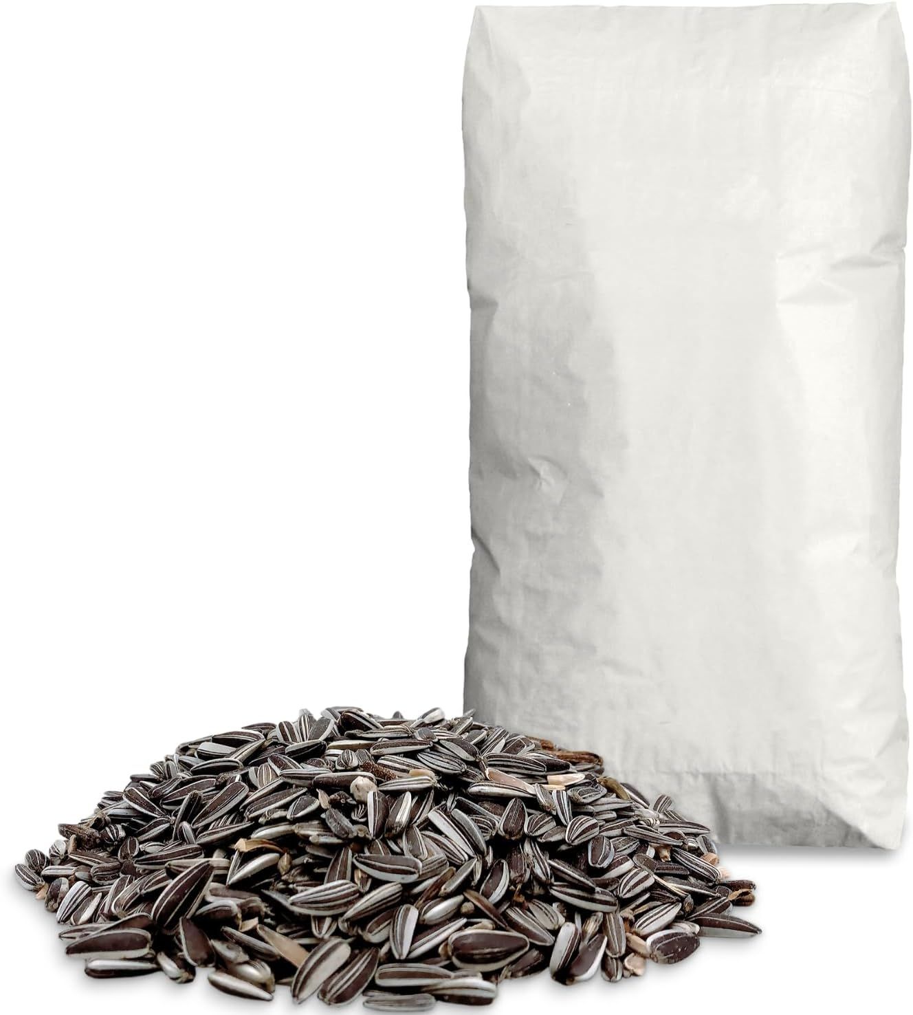 Weißer Papiersack und Haufen Sonnenblumenkerne. Produktpräsentation.
