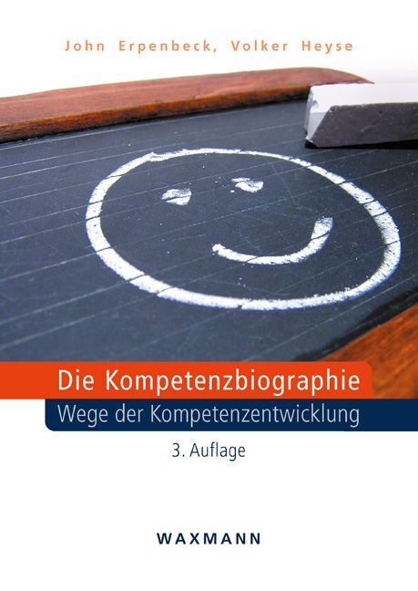 Buchcover: "Die Kompetenzbiographie". Titel, Autoren, 3. Auflage. Auf Tafel mit Smiley und Kreide.