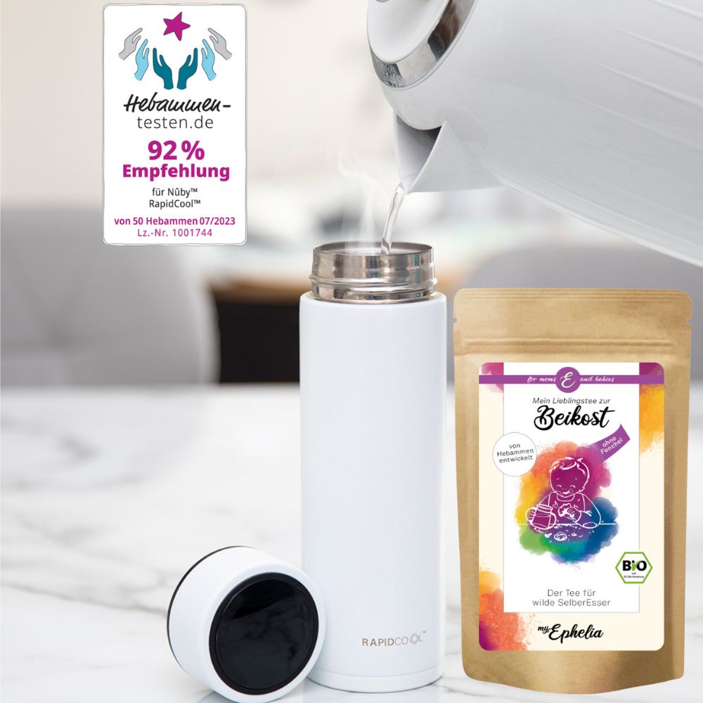 Weiße Thermosflasche mit schwarzem Deckel. Braune Teeverpackung mit Aufdruck. Wasser wird aus einem Wasserkocher in die Flasche gegossen. Logo: Hebammen-testen.de.