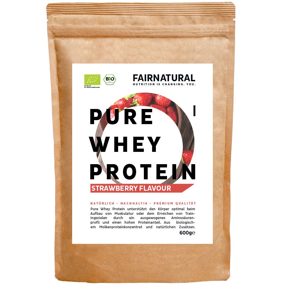 Braune Verpackung mit Aufdruck. Text: Pure Whey Protein, Erdbeergeschmack. 600g. Bio-Siegel. FAIRNATURAL Logo.