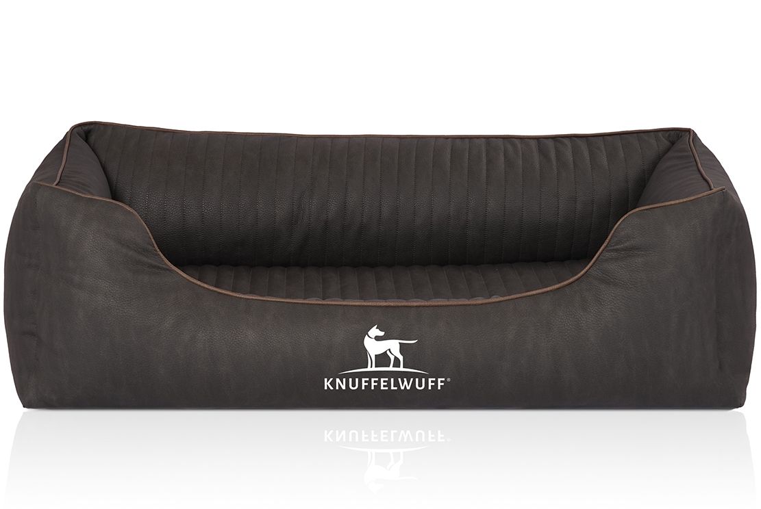 Braunes Hundebett mit Logo. Gepolstert, rechteckig mit erhöhten Seiten. Marke: Knuffelwuff.