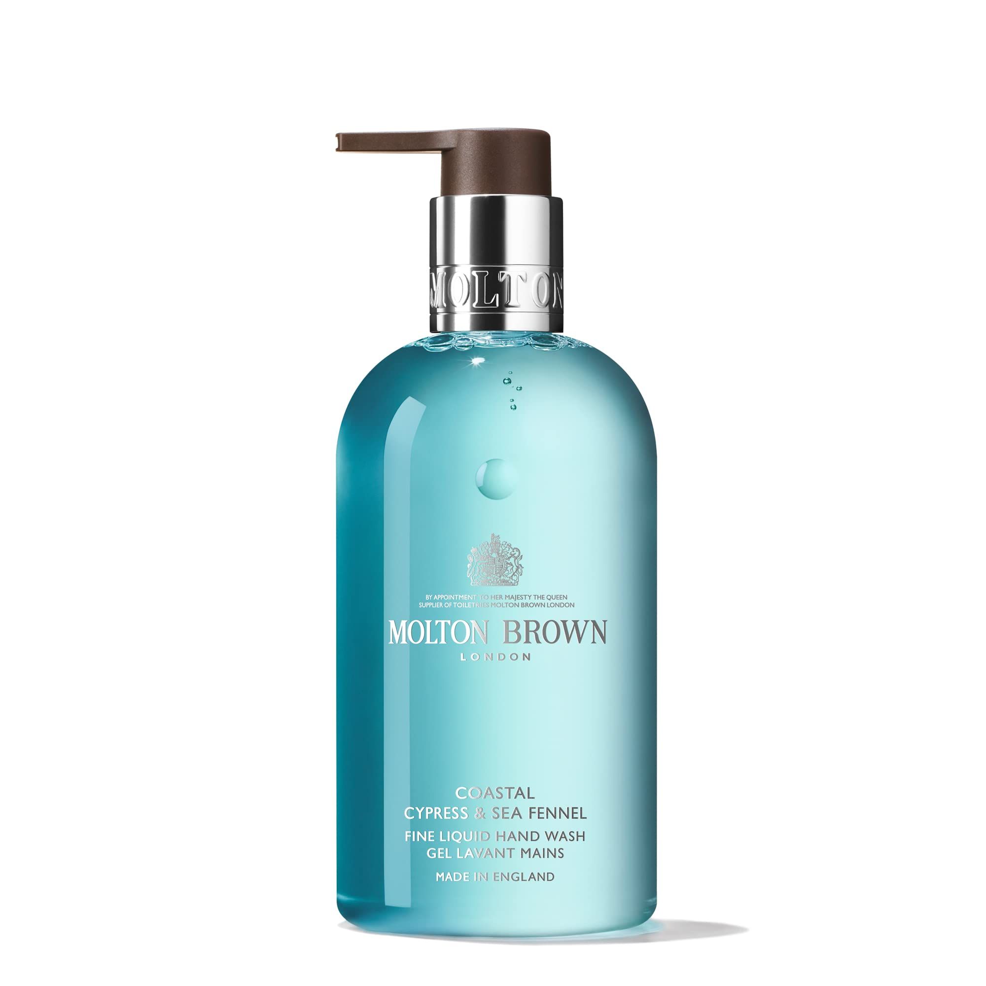 Molton Brown Coastal Cypress & Sea Fennel Handseife. Blaue Flüssigseife in einer Flasche mit Pumpe. Marke und Produktname sind sichtbar.