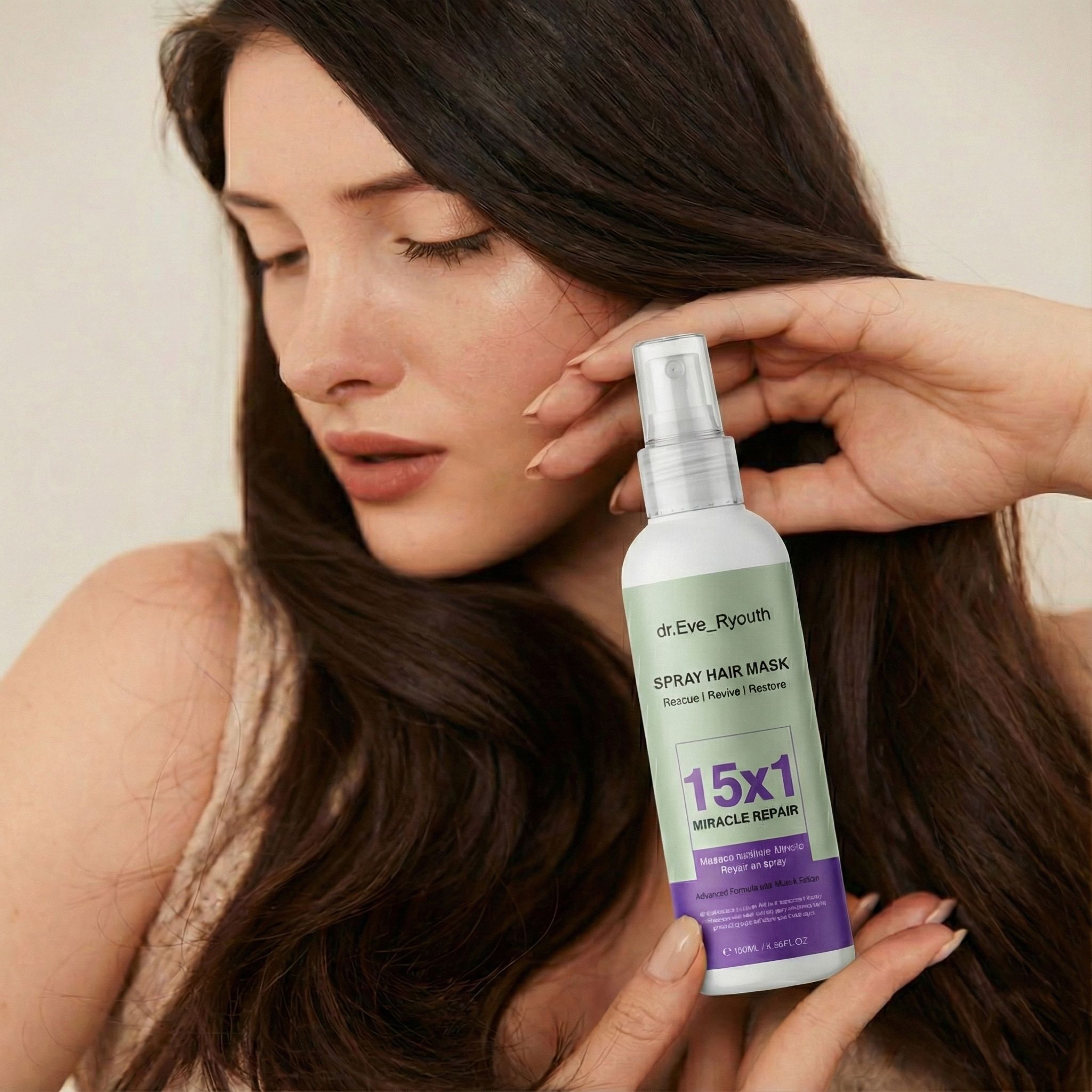 Frau hält eine Spray-Haarmaske mit 15x1 Miracle Repair Formel in der Hand.