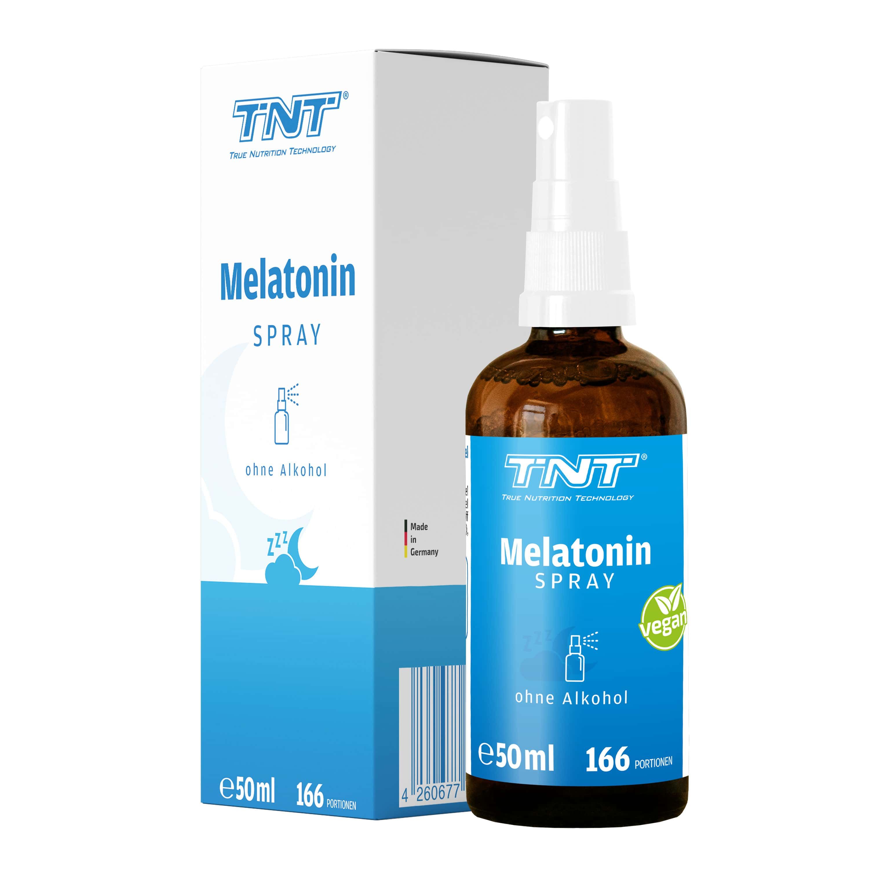 Braune Glasflasche mit weißem Sprühkopf und blauer Etikett. Enthält Melatonin Spray. Vegan. Ohne Alkohol. Mit Verpackung.