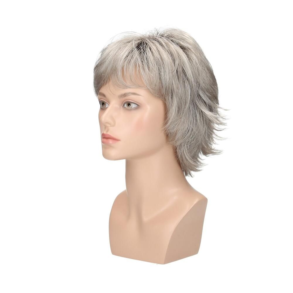Perücke auf einem Schaufensterkopf. Kurze, graue Haare. Seitenansicht.