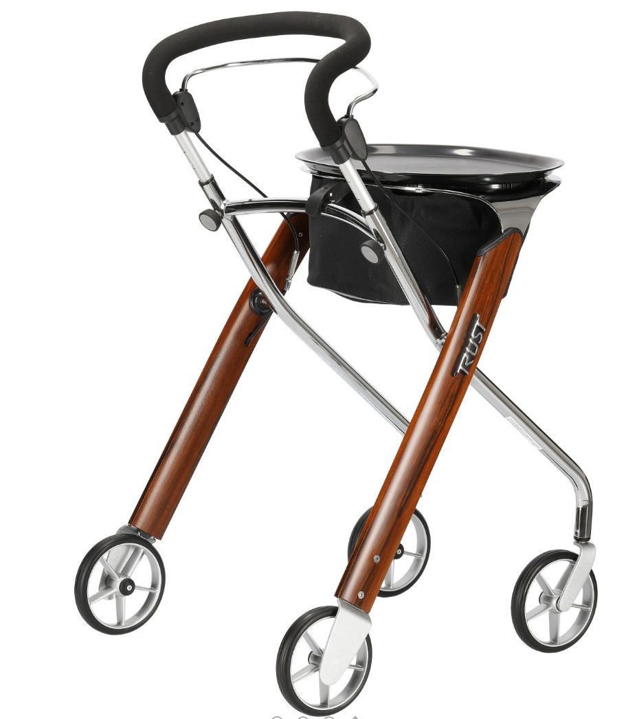Rollator mit Holzoptik, schwarzem Korb und Tablett. Vier Räder, schwarze Griffe. Marke: TRUST.