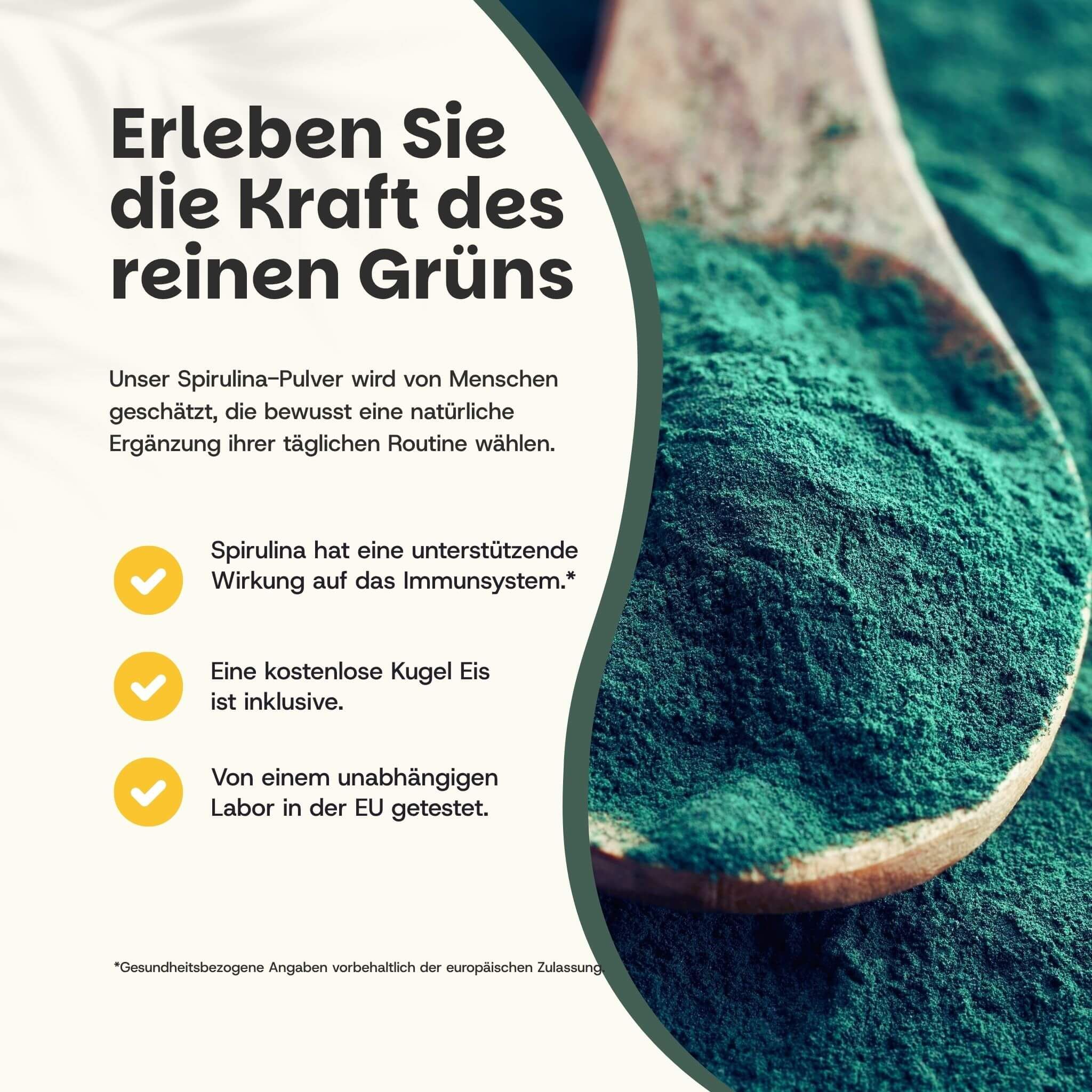 Grünes Spirulina-Pulver auf einem Holzlöffel. Text über die Vorteile für das Immunsystem.