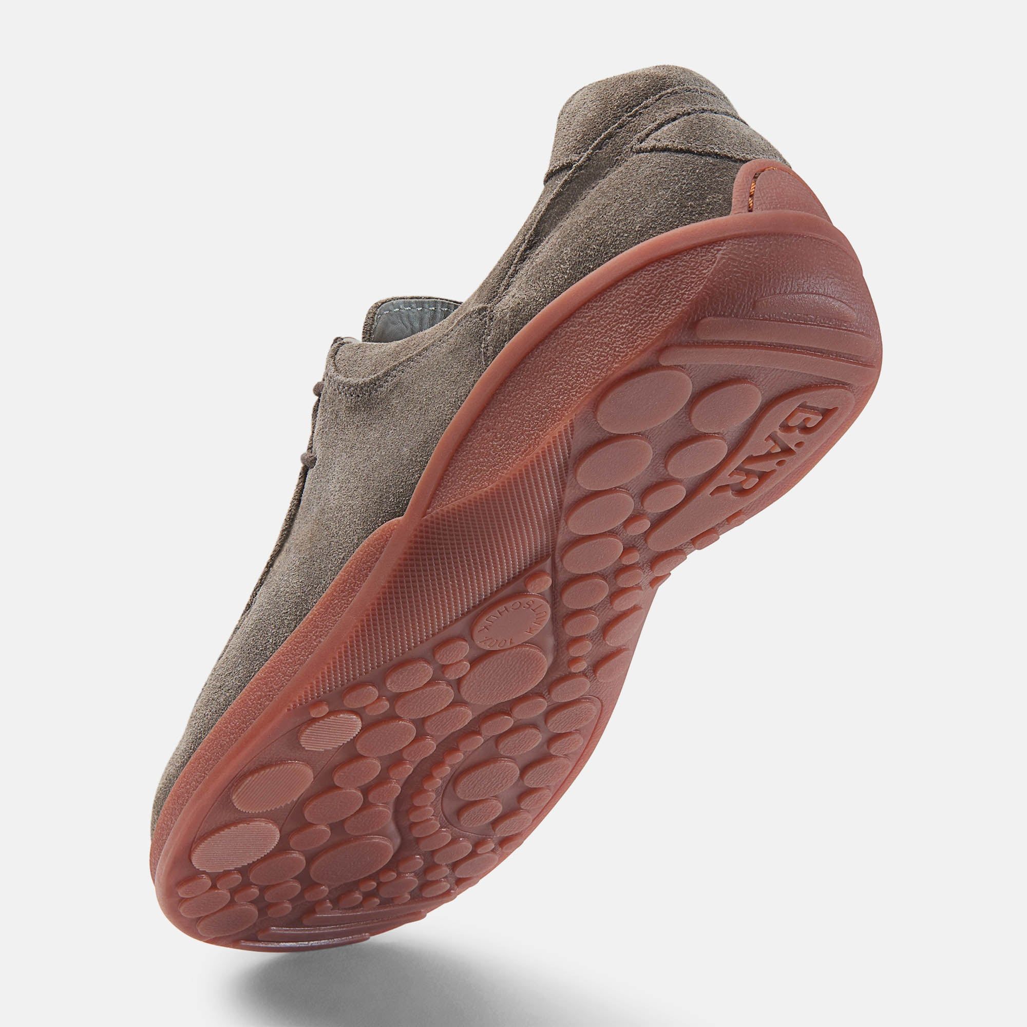 Brauner Schnürschuh mit roter Sohle. Wildleder. Breite Passform. BÄR-Logo auf der Sohle.