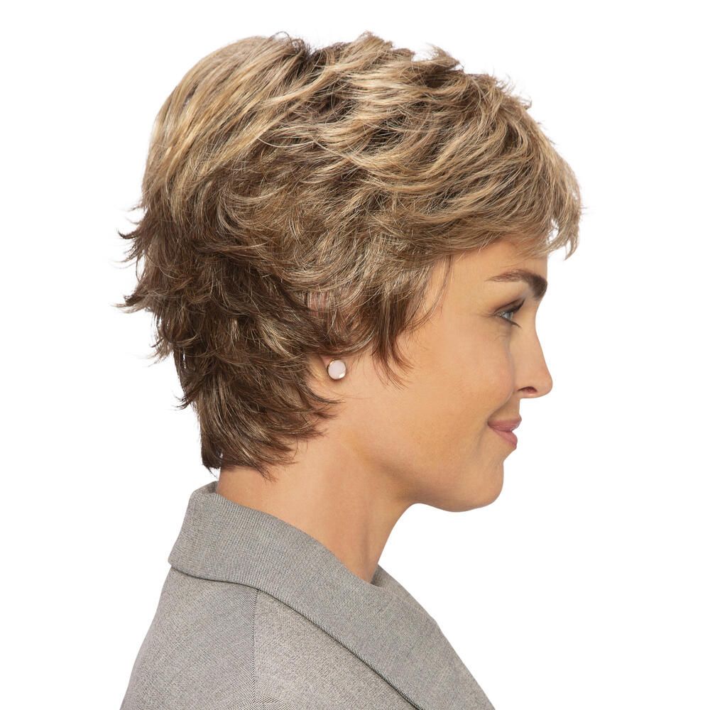 Kurzhaarperücke mit blonden Strähnen. Frau mit grauer Jacke. Seitenansicht.