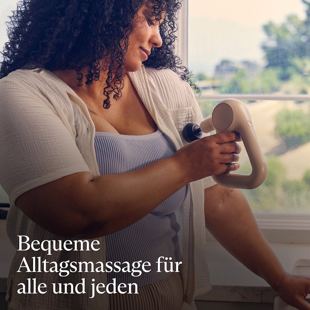 Frau massiert Arm mit beigem Massagegerät. Text: "Bequeme Alltagsmassage für alle und jeden".