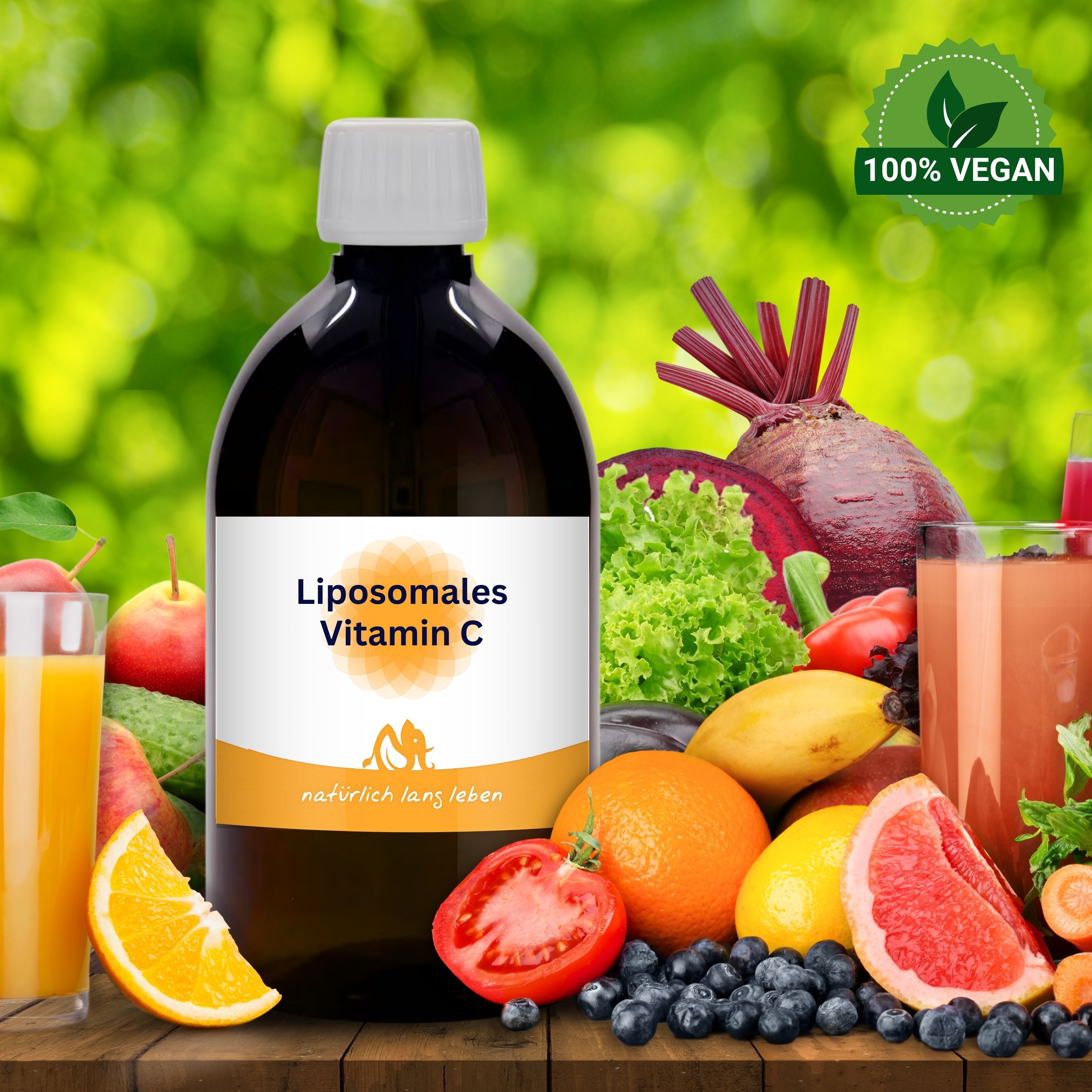 Braune Glasflasche mit Etikett 'Liposomales Vitamin C'. Umgeben von Obst und Gemüse. Vegan-Siegel.