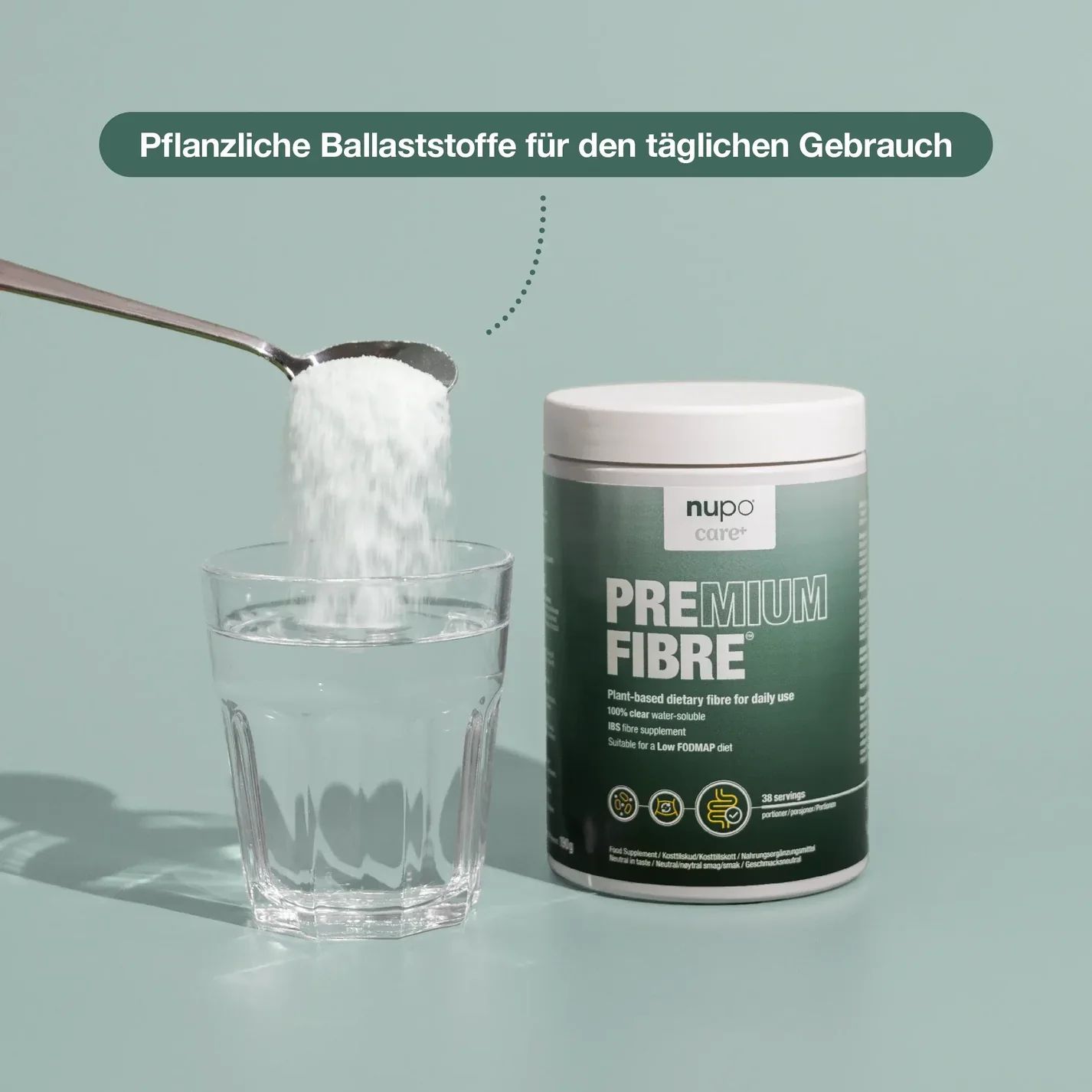 Löffel mit Pulver über Glas Wasser. Dose mit grünem Etikett. Aufschrift: PREMIUM FIBRE. Marke: nupo care. Text: 100% klar wasserlöslich, 30 Portionen.