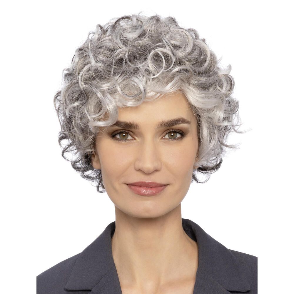 Perücke mit lockigem, grauem Haar. Die Frau trägt einen dunklen Blazer. Frontansicht.