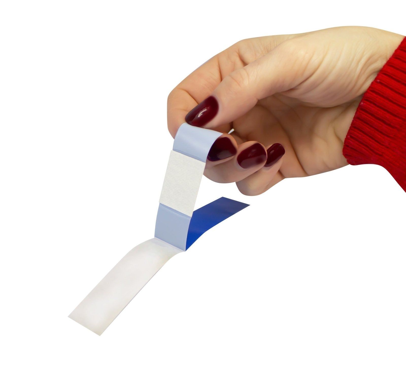 Blaue Pflasterstrip wird von einer Hand abgezogen. Die Hand trägt roten Nagellack.