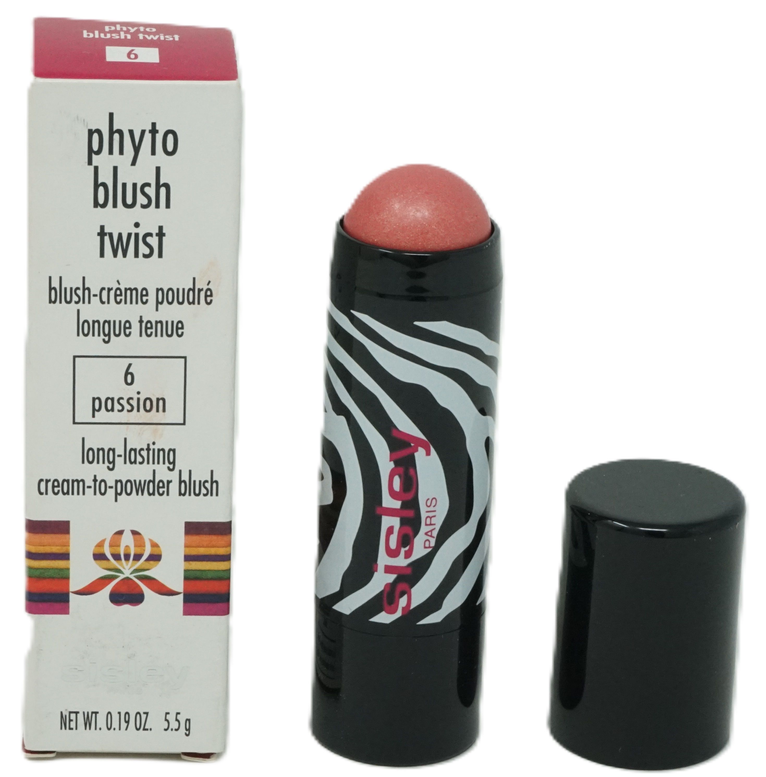 Blush-Stick mit rosafarbenem Produkt. Schwarze Hülse mit Zebra-Muster und Sisley-Logo. Karton mit Produktbezeichnung und Inhaltsangabe.