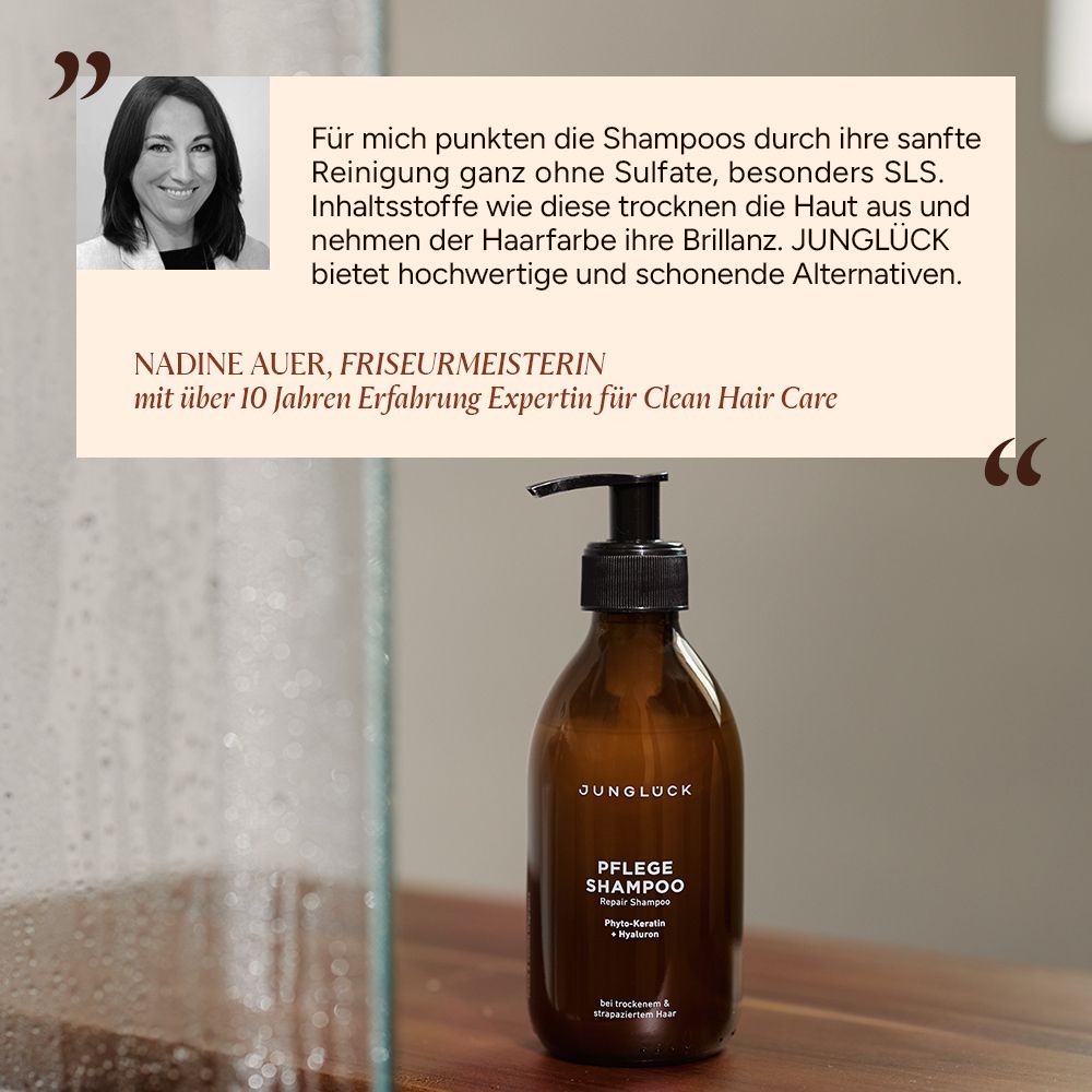 Produktflasche mit Pumpkopf neben Zitat einer Friseurmeisterin. Text: JUNGLÜCK, PFLEGE SHAMPOO. Aussage über sanfte Reinigung.