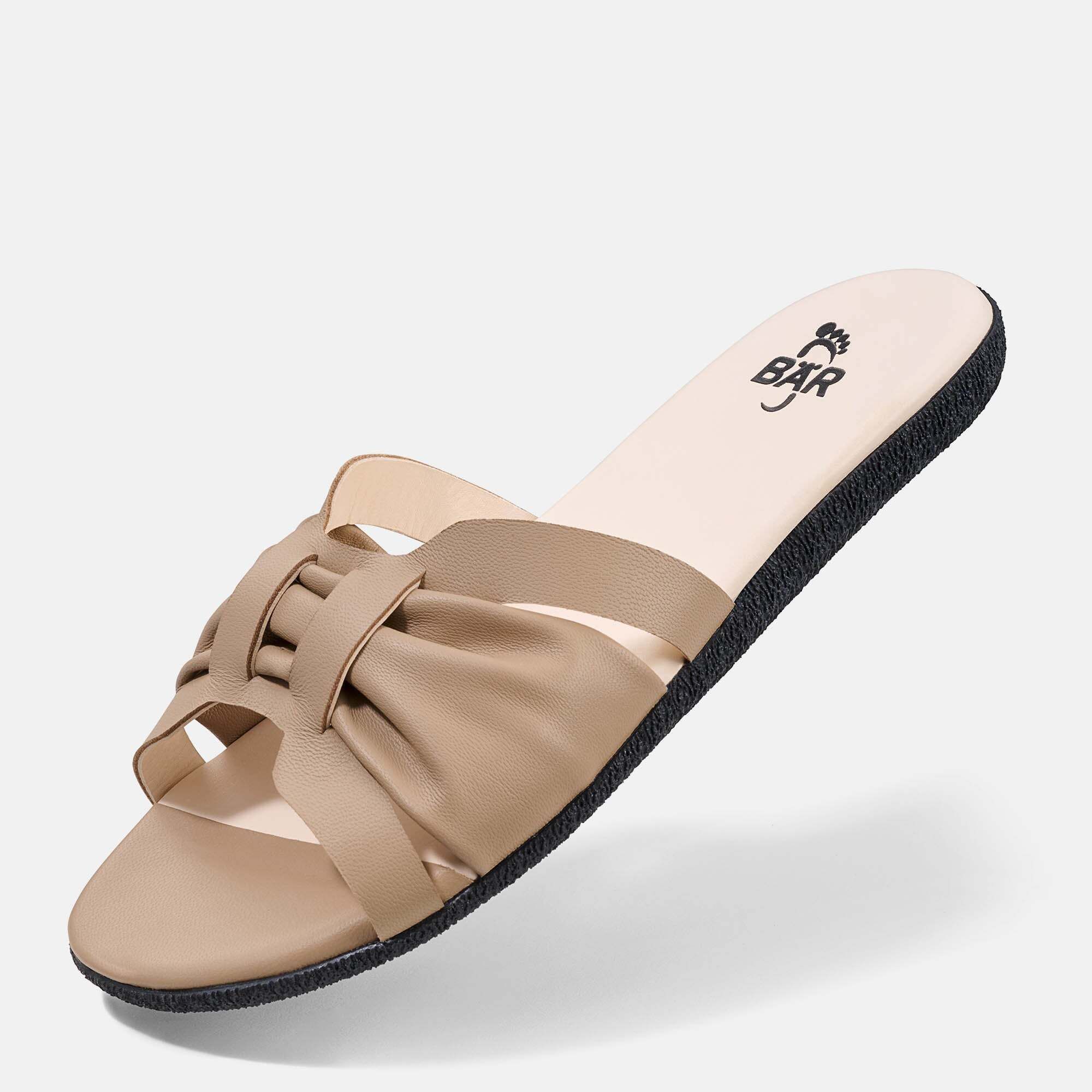 BÄR Tiana Damen Pantolette, beige, breite Passform, von der Seite gezeigt.