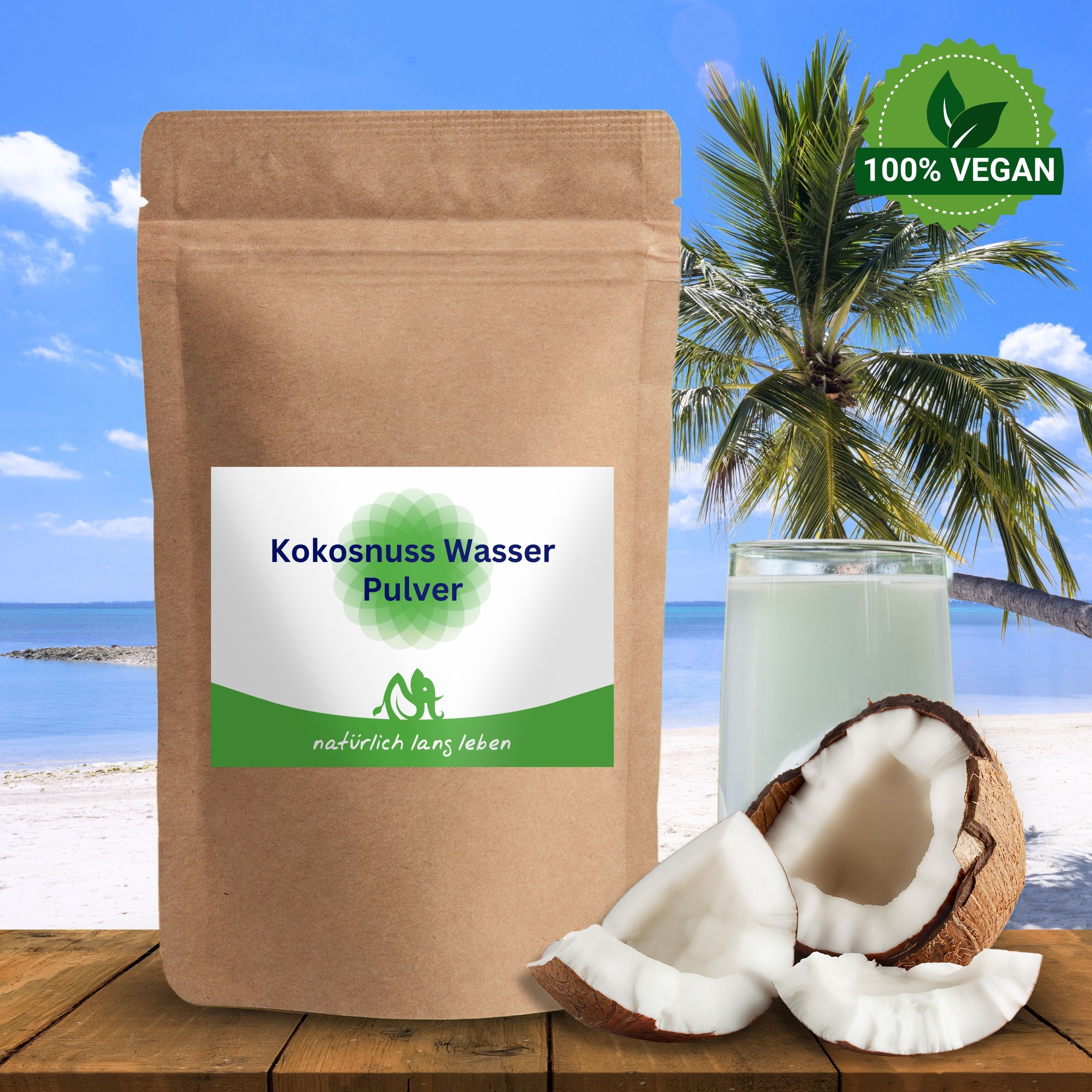 Braune Papierverpackung mit weißem Etikett, Kokosnuss Wasser Pulver. Kokosnuss, Glas mit Flüssigkeit, 100% Vegan-Siegel, Palmen und Strand.