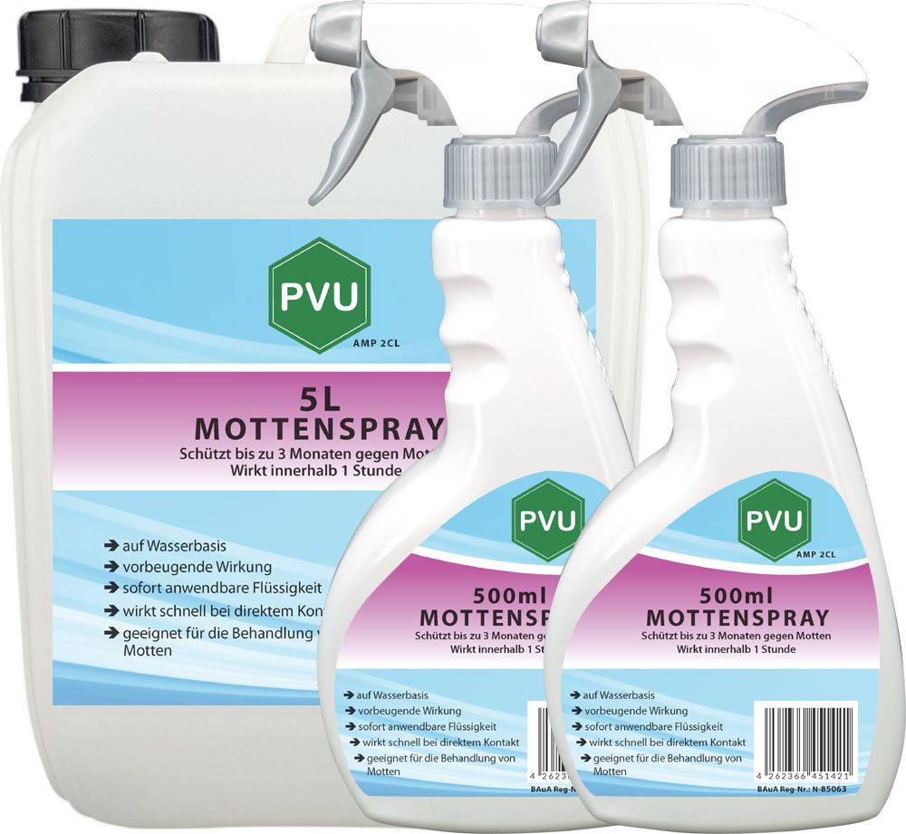 Drei Sprühflaschen und eine größere Kanister mit PVU Mottenspray. Aufschrift: 5L und 500ml. Weiße Flaschen mit blau-lila Etikett. Grüne PVU Logo.