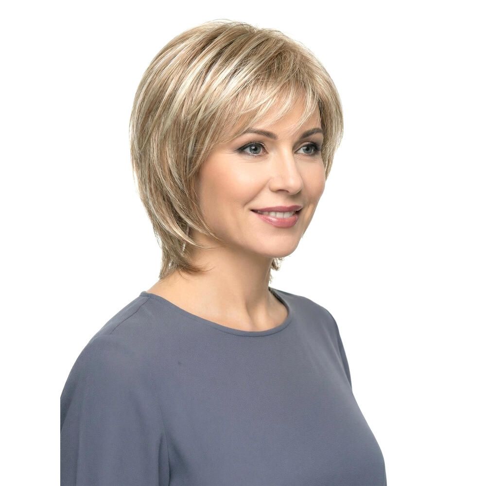 Blond gefärbte Perücke mit kurzem, gestuftem Schnitt und Pony. Frau mit grauem Oberteil.