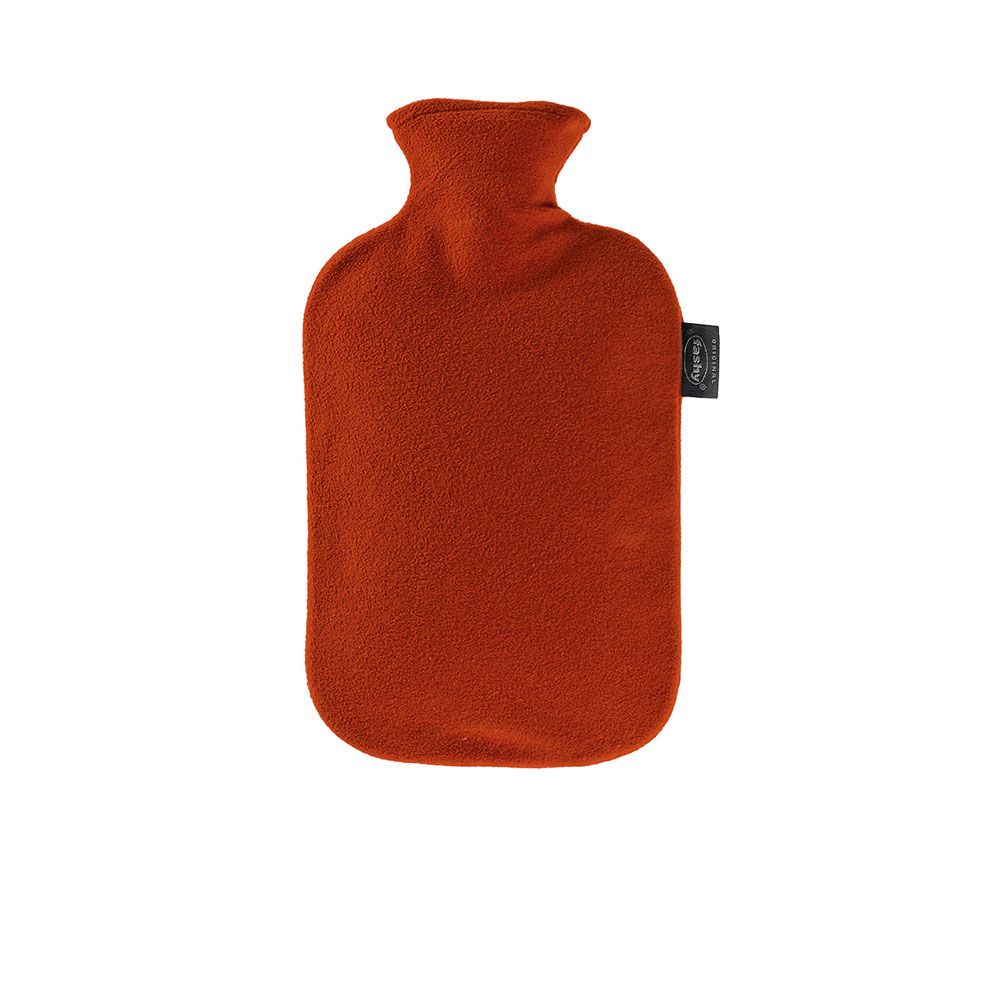 Wärmflasche mit Fleecebezug, orange. Rechteckige Form mit Hals. Kleines Etikett. 