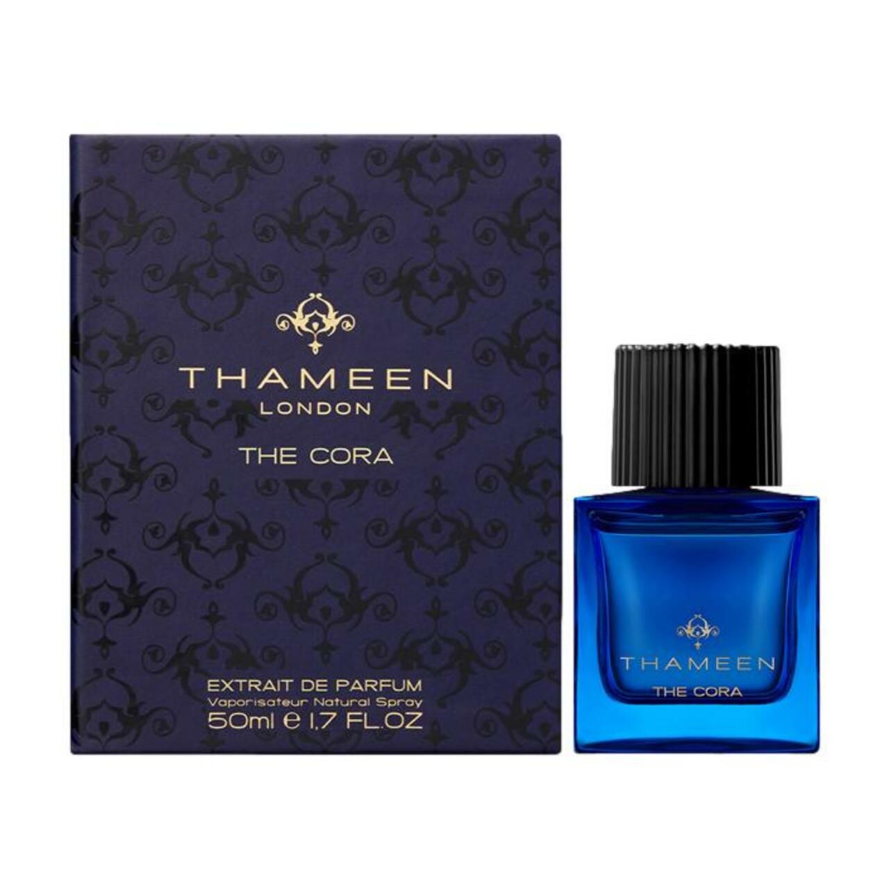 Blauer Flakon neben dunkelblauer Schachtel. Aufschrift: Thameen London The Cora. Goldene Verzierungen.