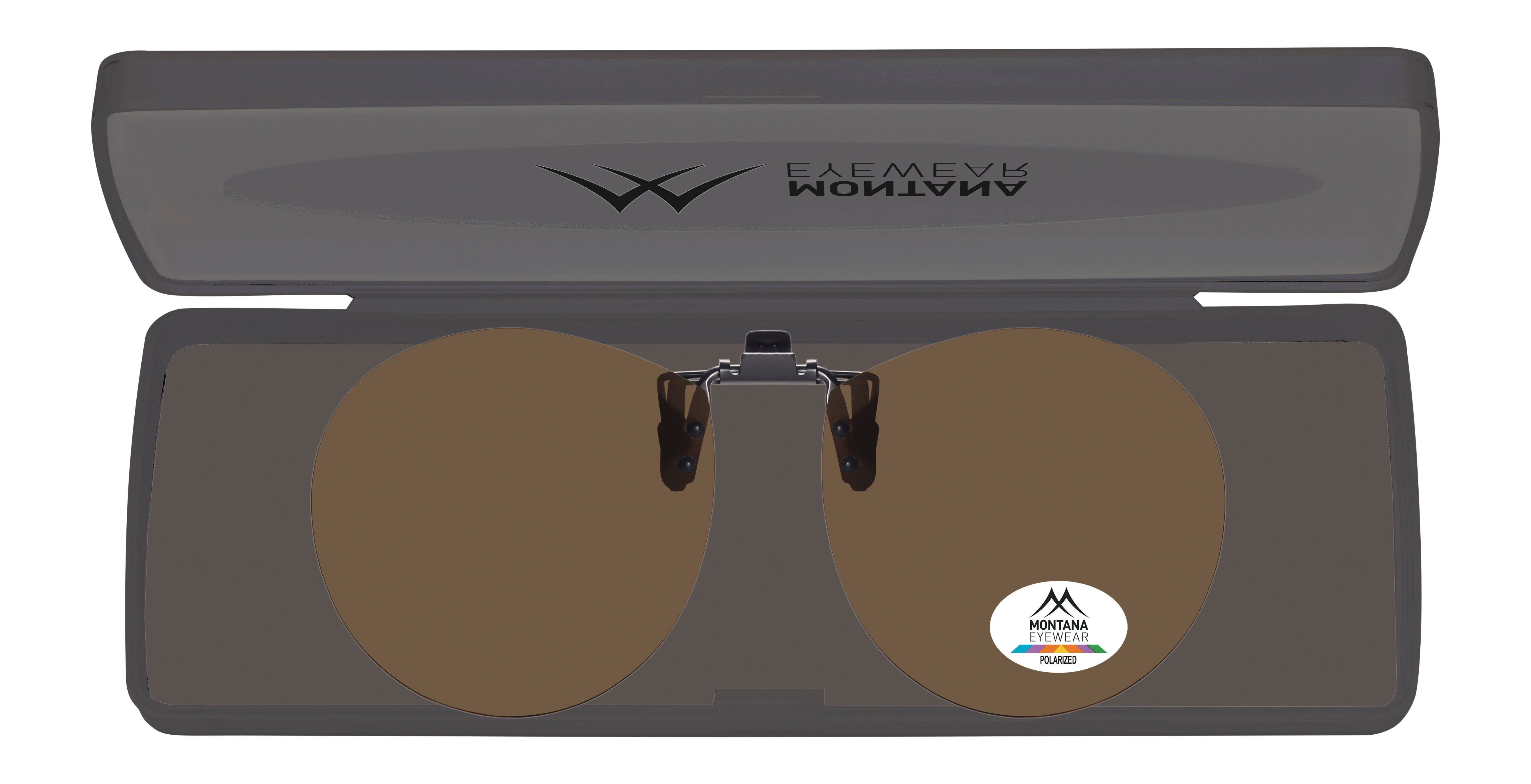 Montana Eyewear Sopot Flip-up-Sonnenbrille in grauem Etui. Braune Gläser, Logo sichtbar. Etui geöffnet.