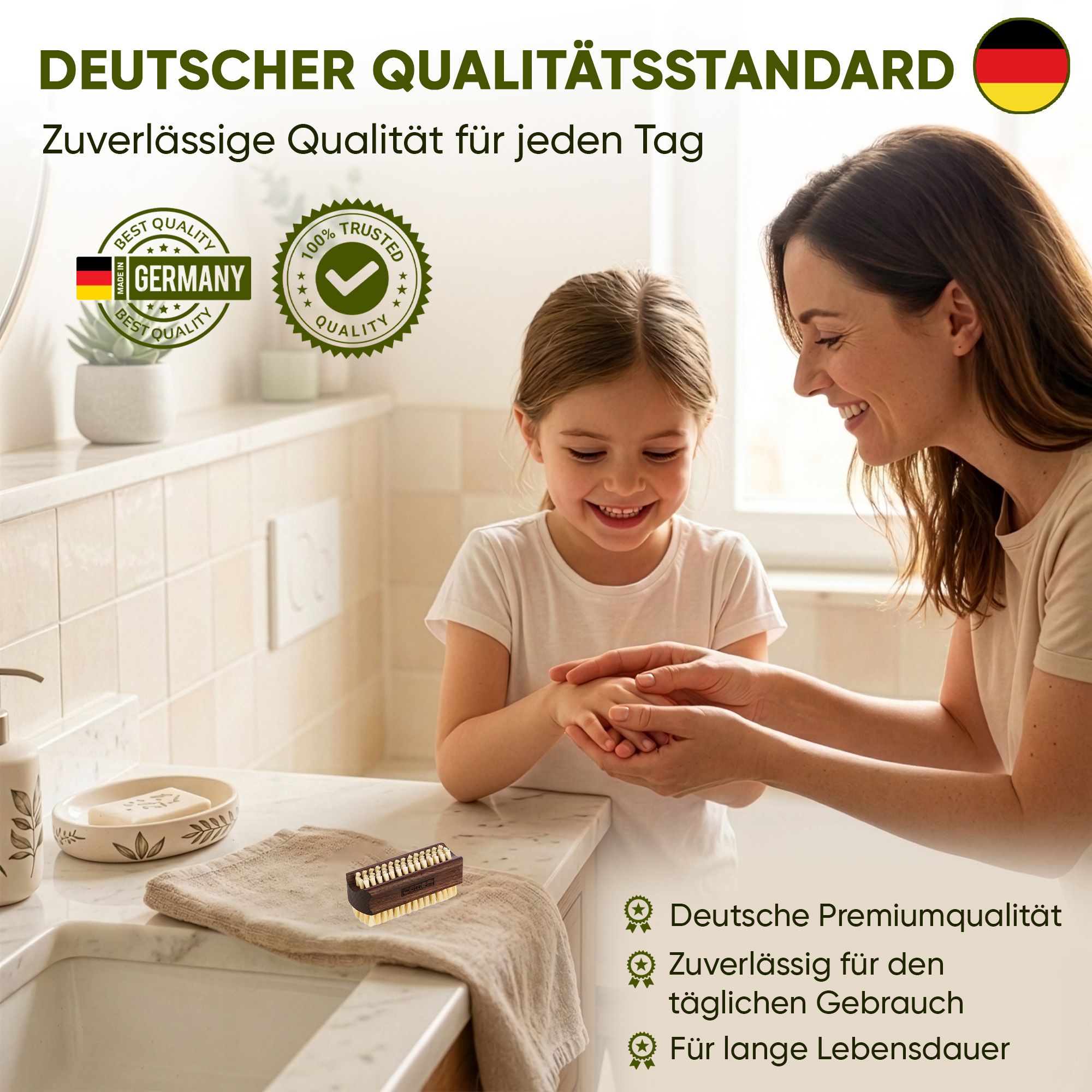 Mutter und Kind lächeln, während sie Hände waschen. Eine Holz-Handbürste liegt auf der Arbeitsplatte.