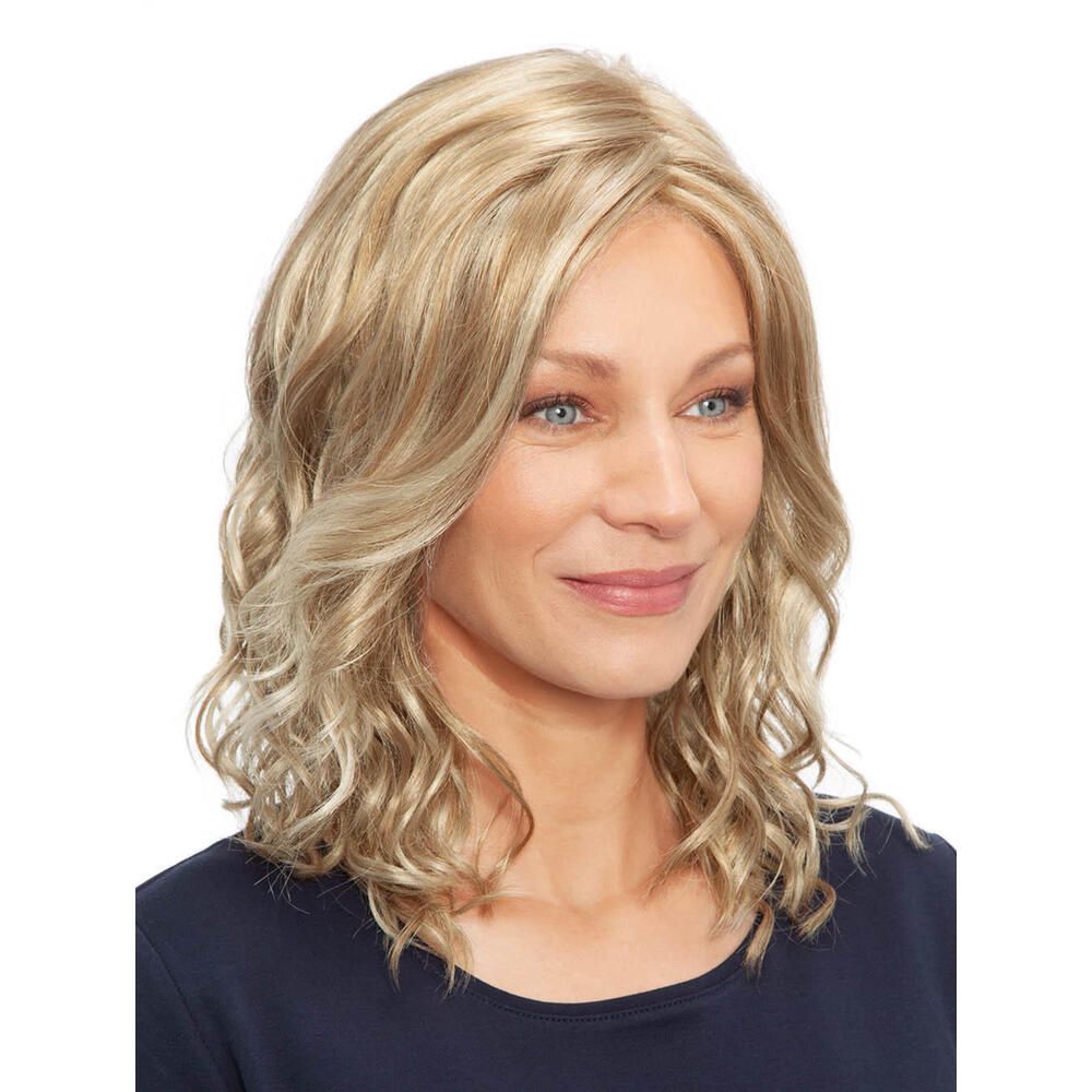 Blond gewellte Perücke. Frontalansicht einer Frau mit Perücke. Mittellange, blonde Haare mit Wellen.