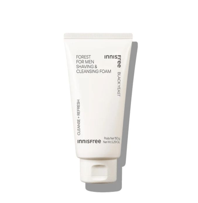 Weiße Tube mit Produktnamen und Schriftzug. Text: FOREST FOR MEN SHAVING & CLEANSING FOAM. Marke: Innisfree.