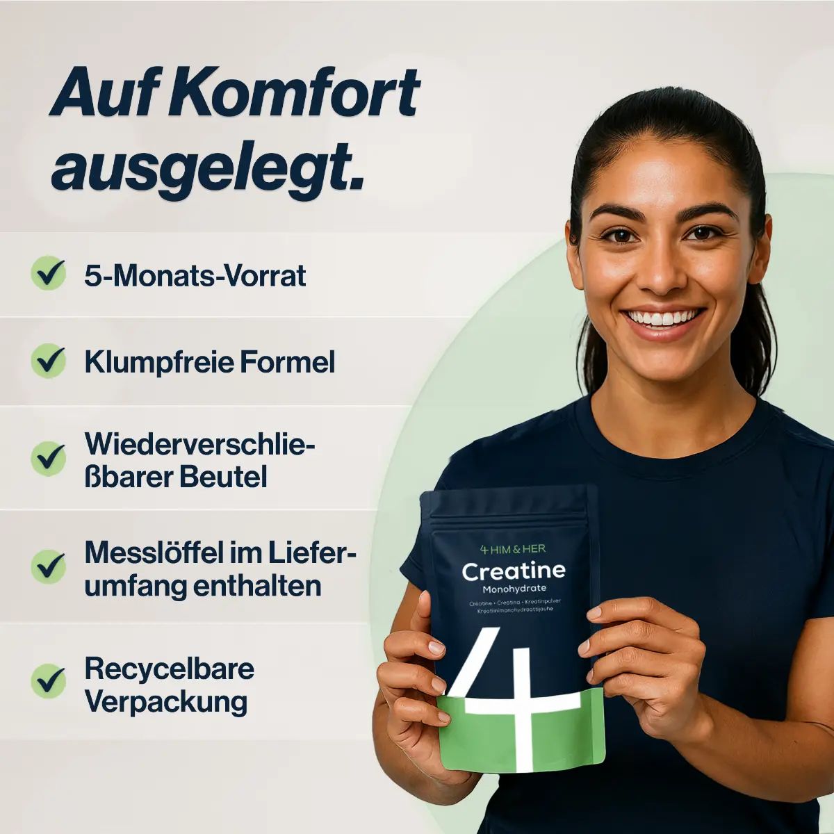 Frau hält Beutel mit Kreatin Monohydrat. Liste mit Vorteilen: 5-Monats-Vorrat, klumpenfrei, wiederverschließbar.
