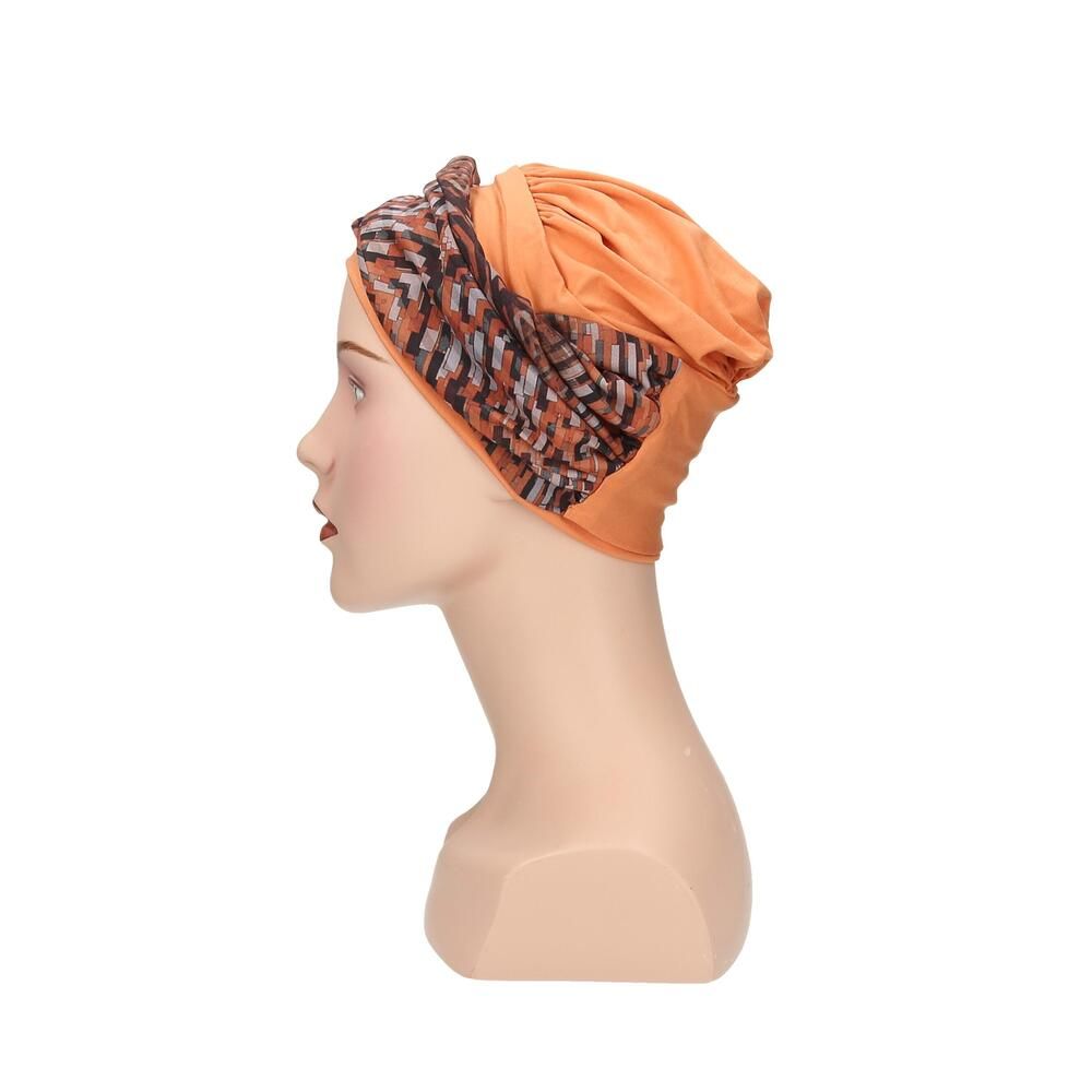 Turban mit orangefarbenem Unterteil und gemustertem Oberteil. Auf einer Schaufensterpuppe, Seitenansicht.