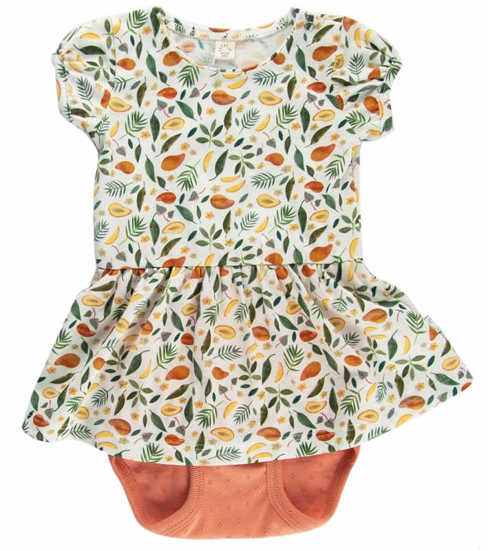 Bio-BW Mango Kleid. Weißes Oberteil mit Fruchtmuster, orangefarbener Unterteil. Kurze Ärmel, Rüschenrock. Lochmuster am Unterteil.