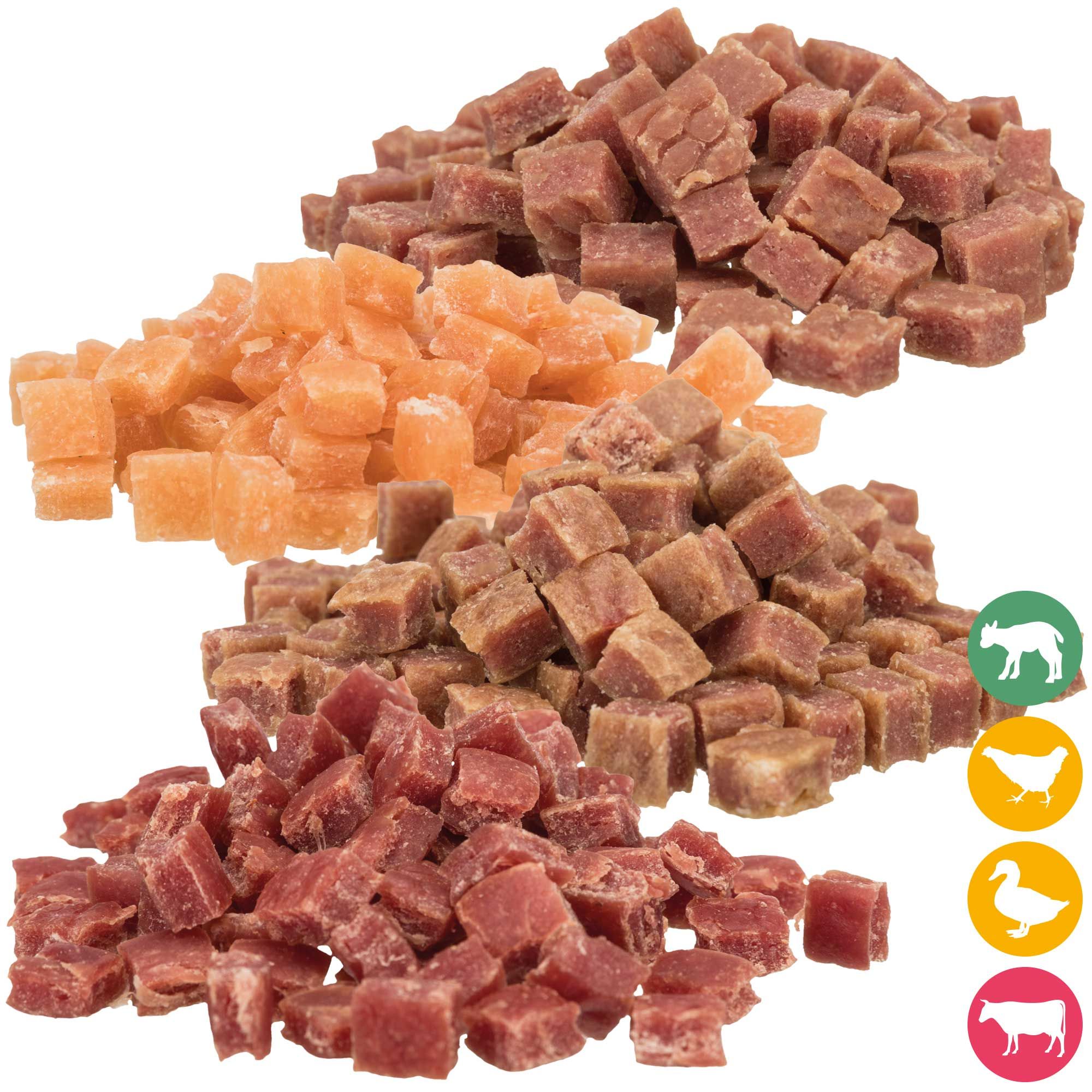Drei Haufen Würfel, Lamm, Huhn, Rind und Ente. Farbcodierung: Grün, Gelb, Rot, Orange. Symbole für die Fleischsorten.