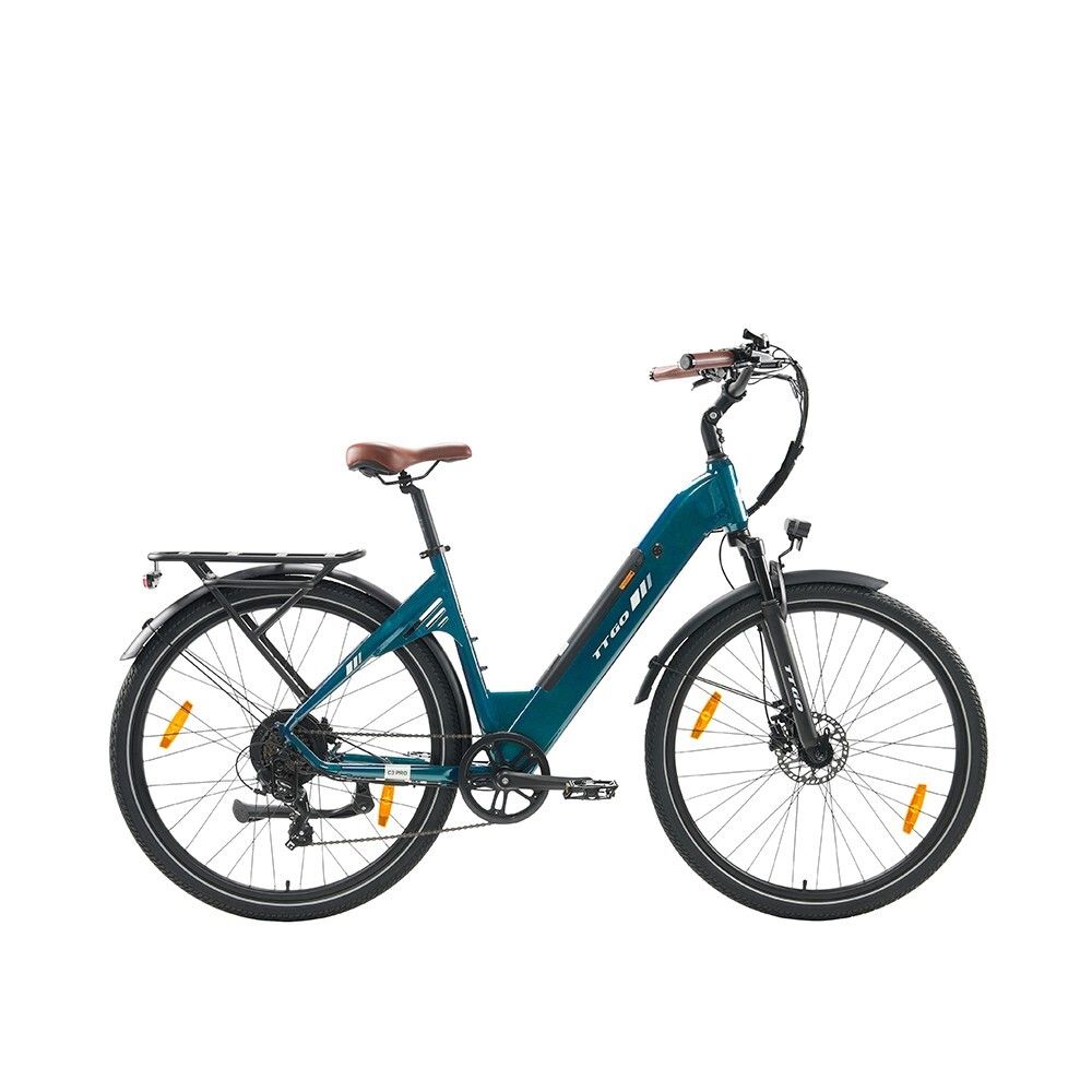 Blaues Elektrofahrrad mit braunem Sattel und Lenker. Schwarze Schutzbleche und Gepäckträger. Gelbe Reflektoren an den Rädern.