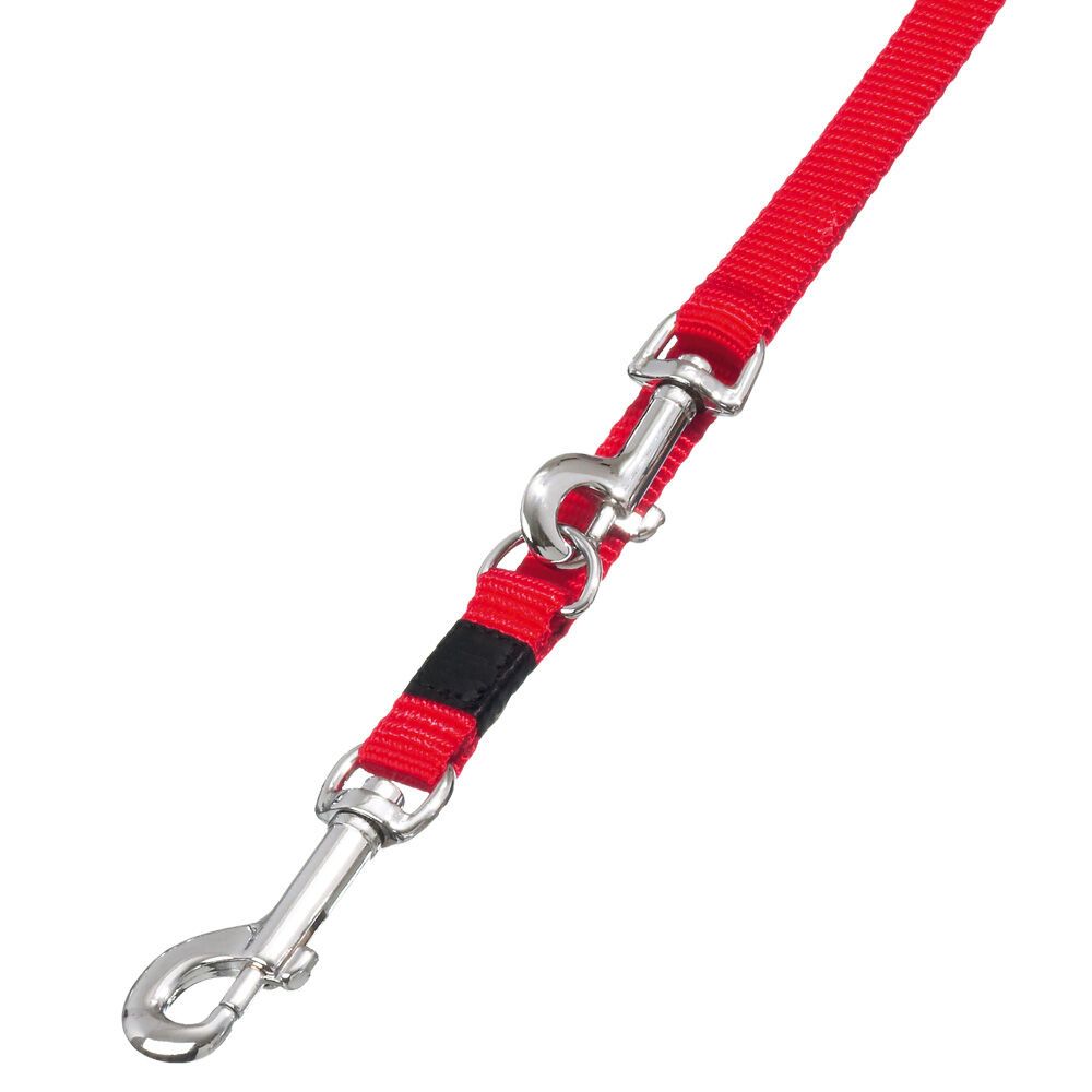 Rote Nylon-Hundeleine mit Metallkarabinern. Schwarzes Element in der Mitte. Detailaufnahme.