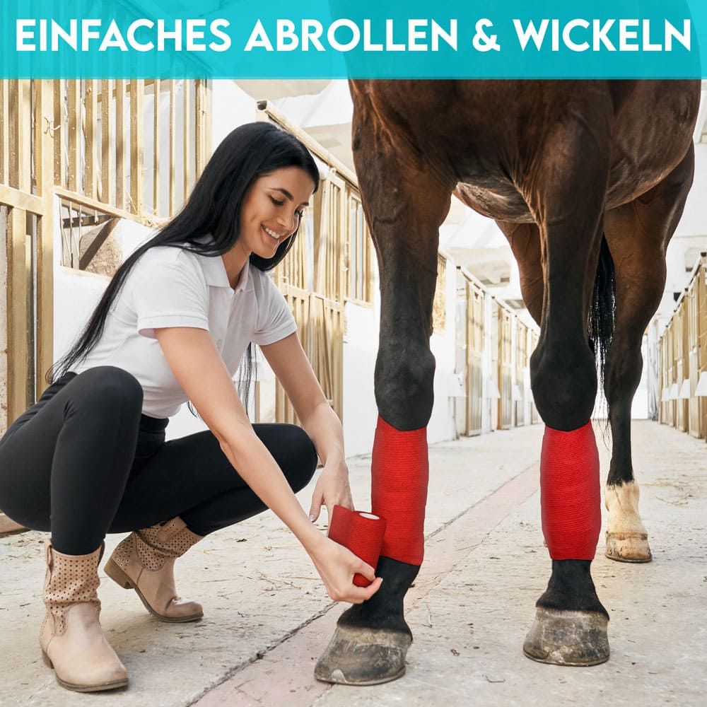 Frau wickelt rotes Verband an Pferdebein. Text: EINFACHES ABROLLEN & WICKELN.