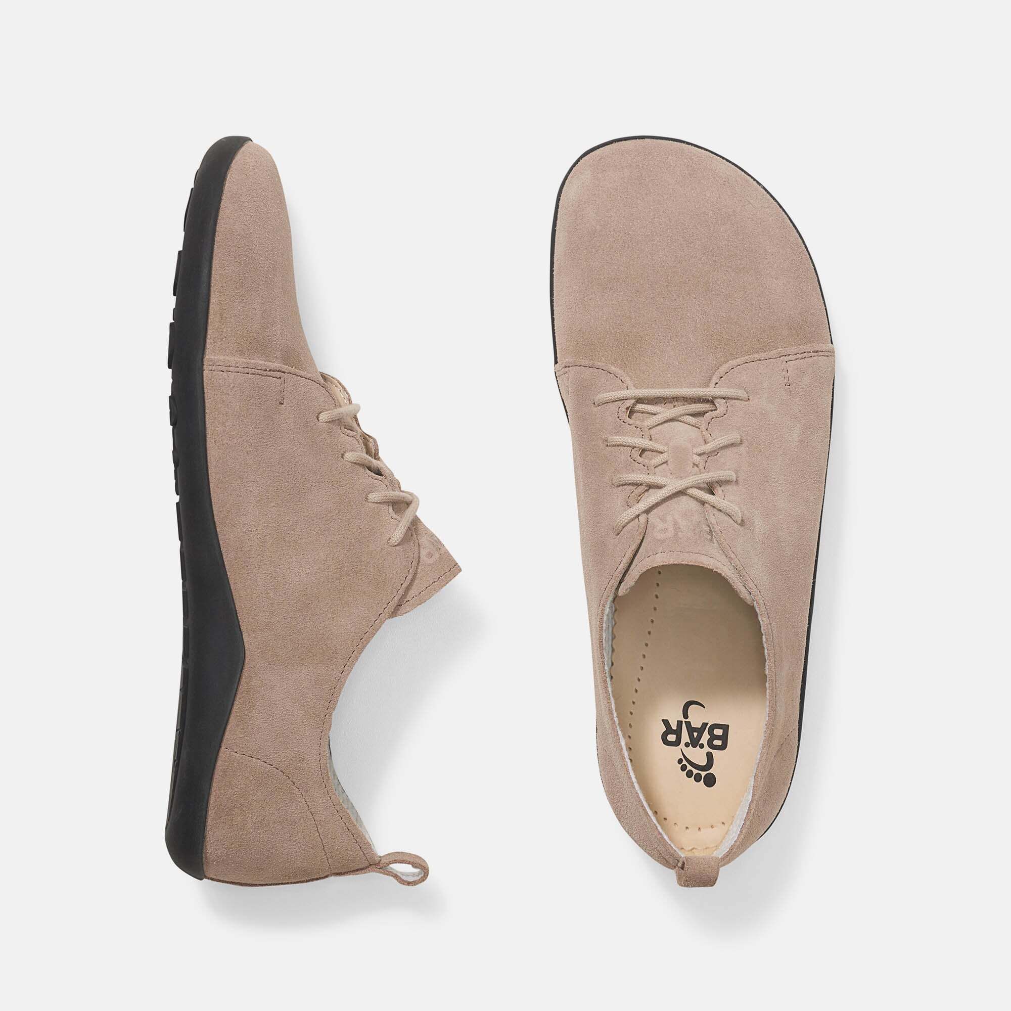 Zwei beigefarbene Schnürschuhe. Schwarze Sohle, Schnürsenkel. BÄR-Logo auf der Innensohle. Weite: breit.