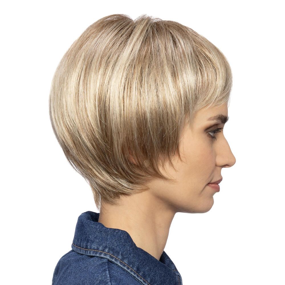 Blonde Kurzhaarperücke, Seitenansicht einer Frau. Natürlicher Haarfall, leicht gewellt.